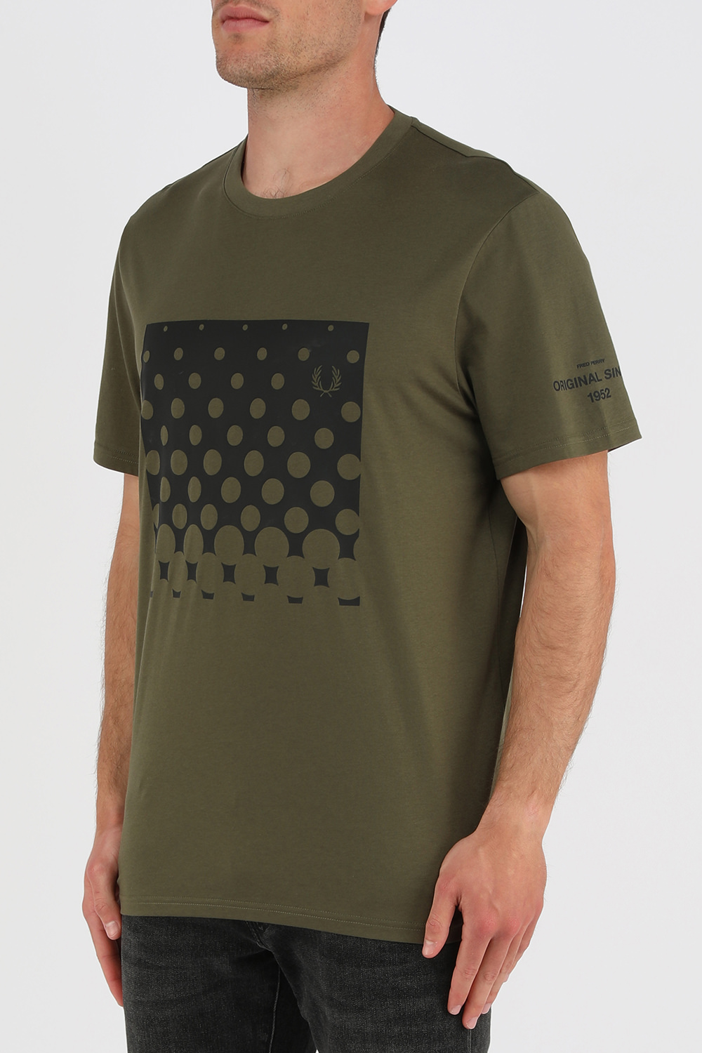 תמונת דוגמן קידמית של חולצה ירוקה עם הדפס גראפי