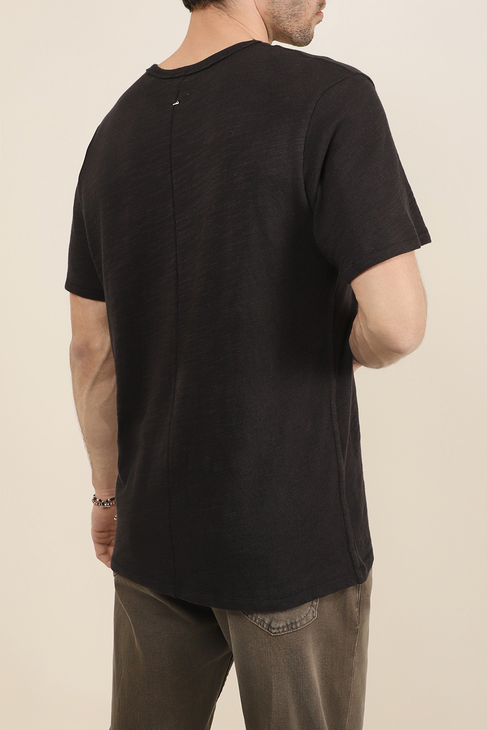 תמונת דוגמן אחורית של חולצת טי