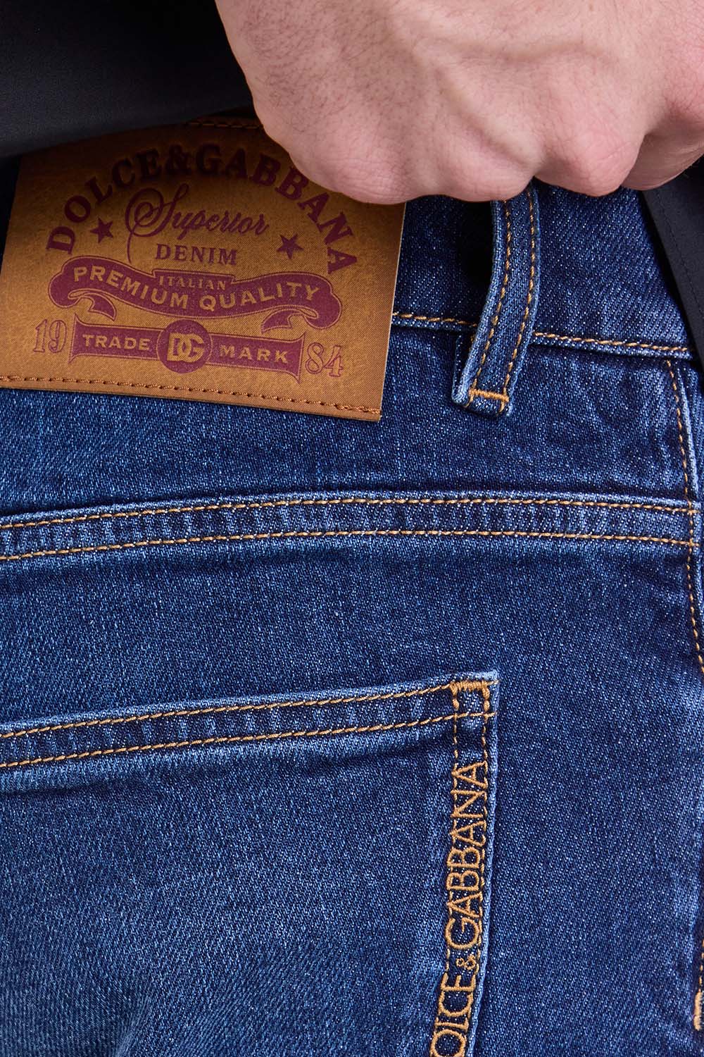 תמונת תקריב דוגמן של מכנסי ג'ינס בגזרת סלים