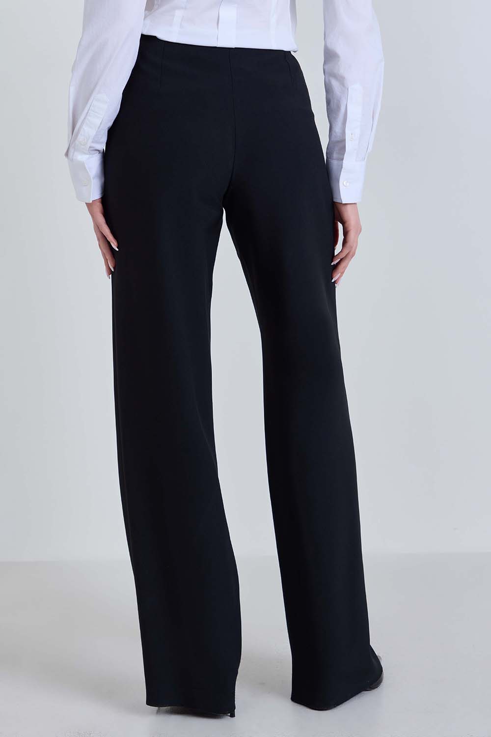 תמונת דוגמן אחורית של מכנסי קרפ