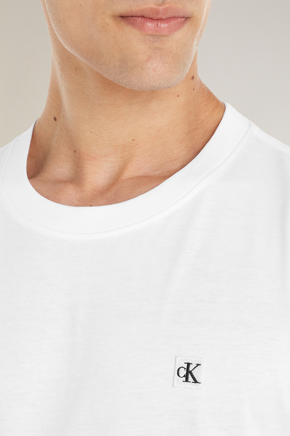 תמונת תקריב דוגמן של חולצת טי מכותנה