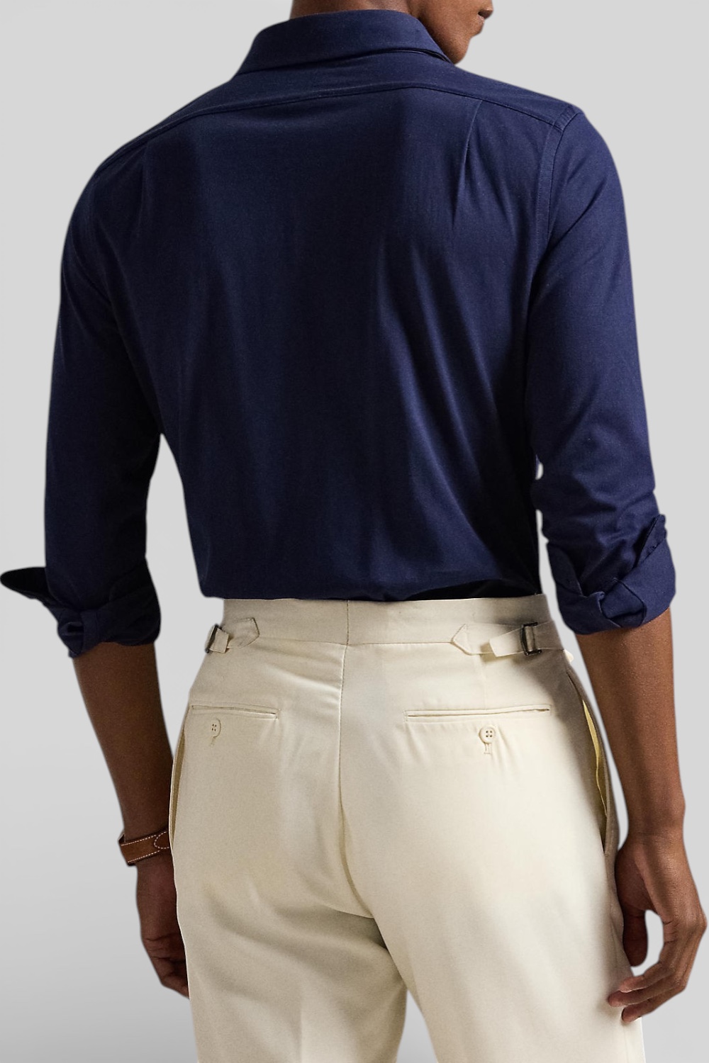 תמונת דוגמן אחורית של חולצה מכופתרת