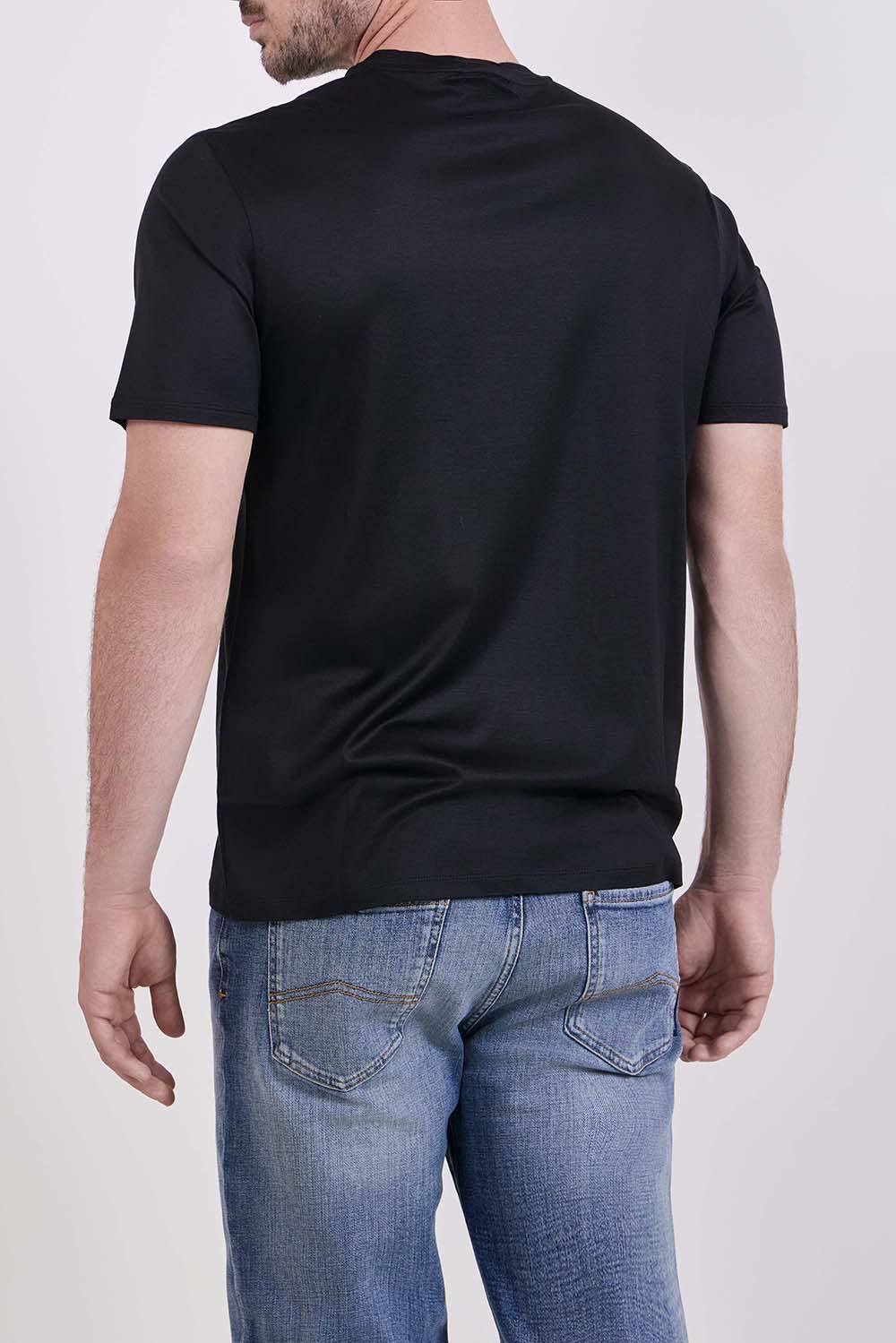 תמונת דוגמן אחורית של חולצת טי