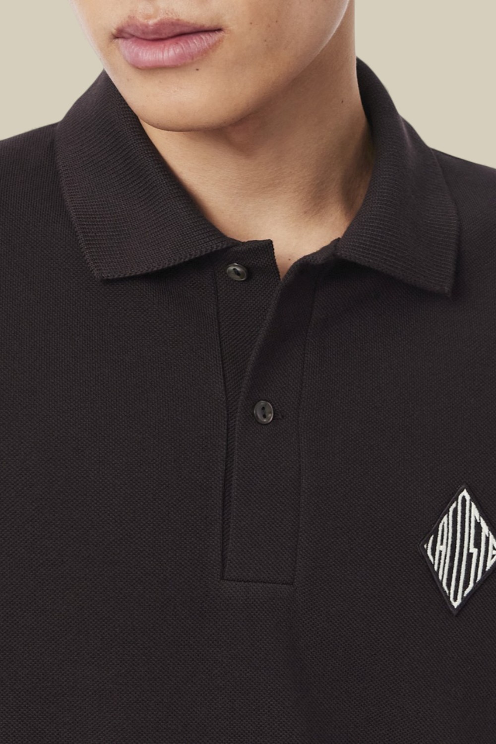 תמונת תקריב דוגמן של חולצת פולו