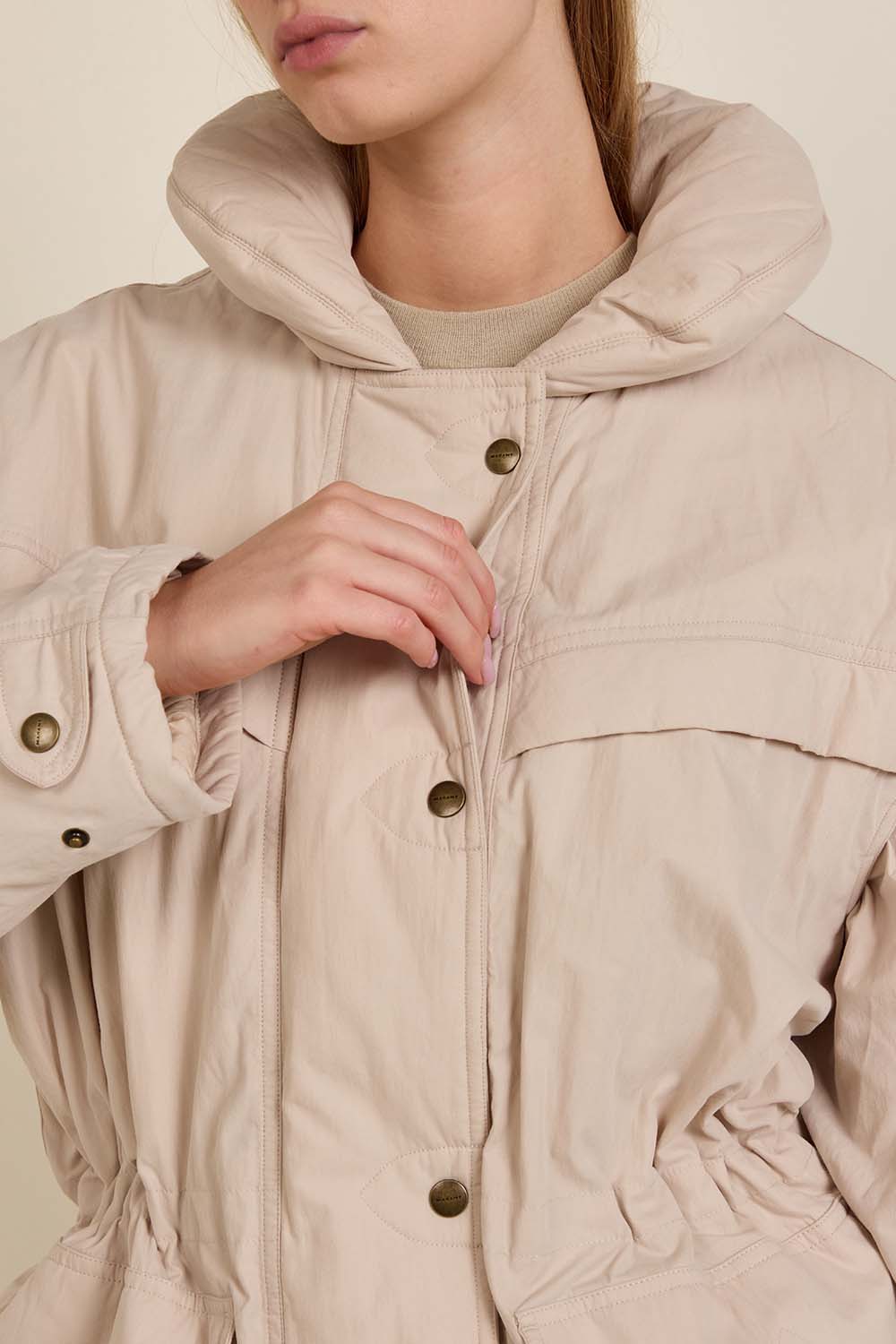 תמונת תקריב דוגמן של מעיל פוך קל