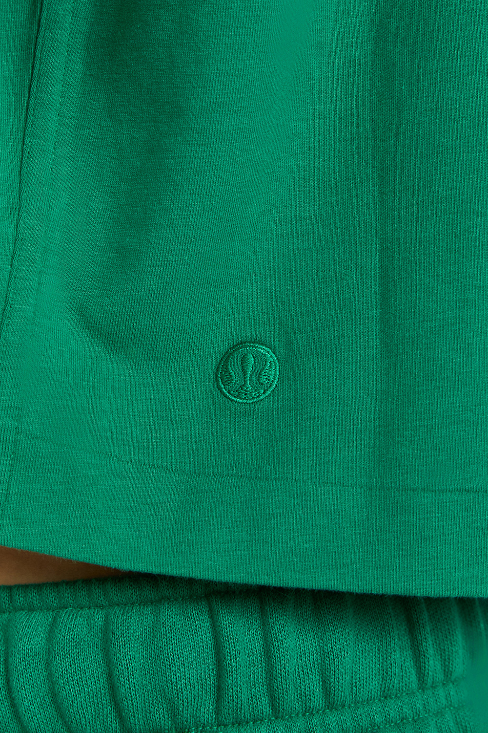 תמונת תקריב דוגמן של All Yours Organic Cotton Cropped T-Shirt