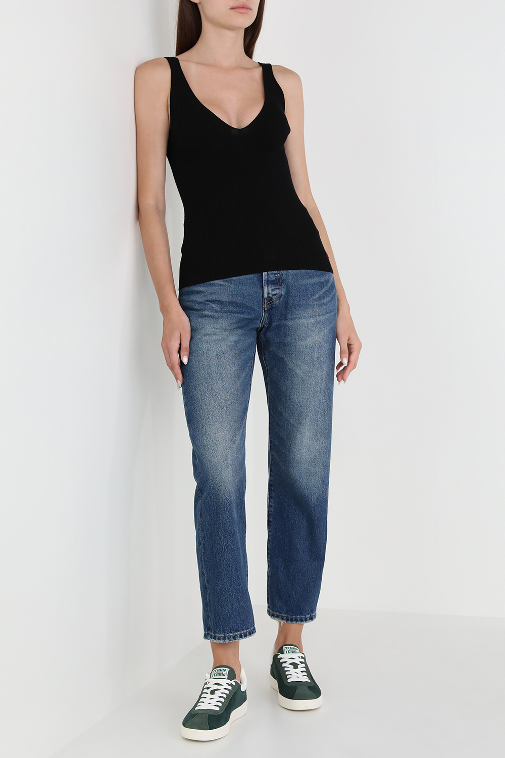 תמונת דוגמן קידמית של נעלי סניקרס בייסשוט