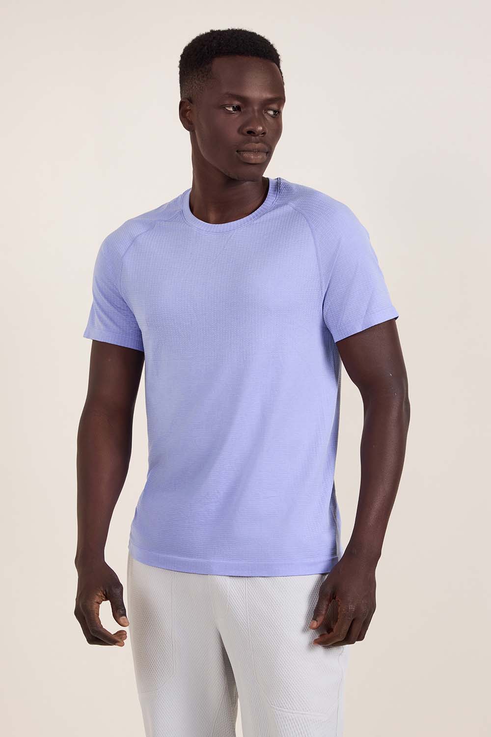 תמונת דוגמן קידמית של Metal Vent Tech Short Sleeve Shirt