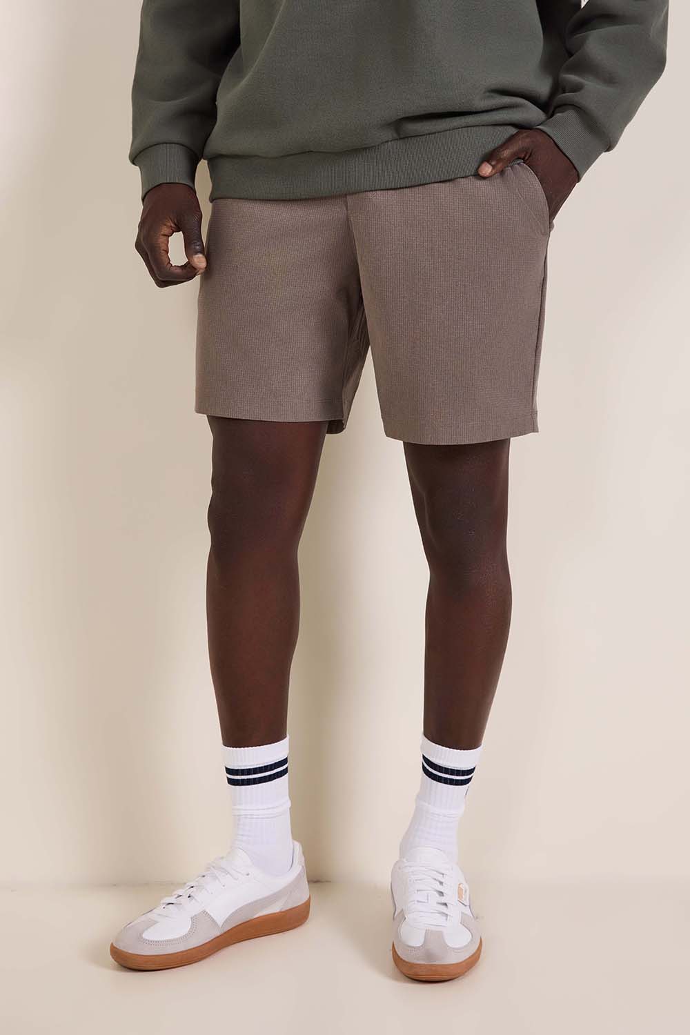 תמונת דוגמן קידמית של ABC WovenAir Pull-On Short 7