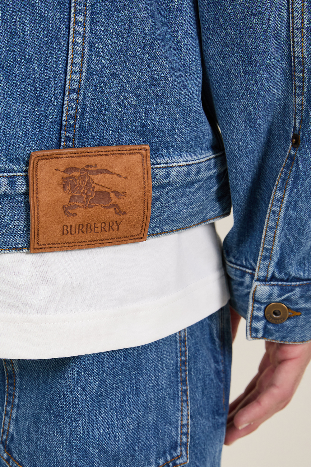 תמונת תקריב דוגמן של ז'קט ג'ינס