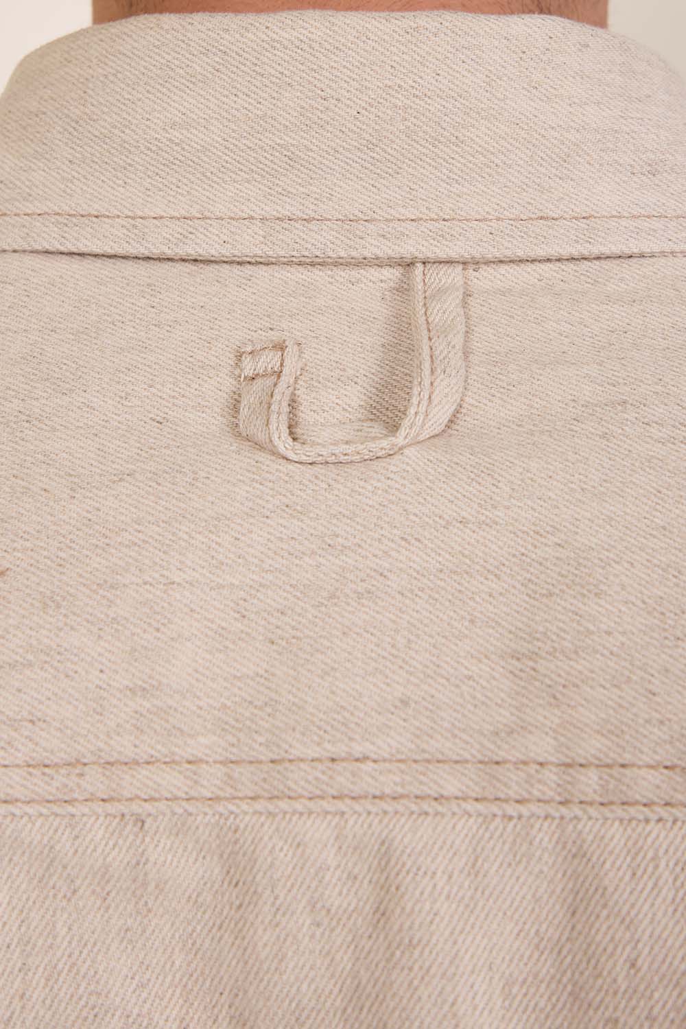 תמונת תקריב דוגמן של חולצה מכופתרת