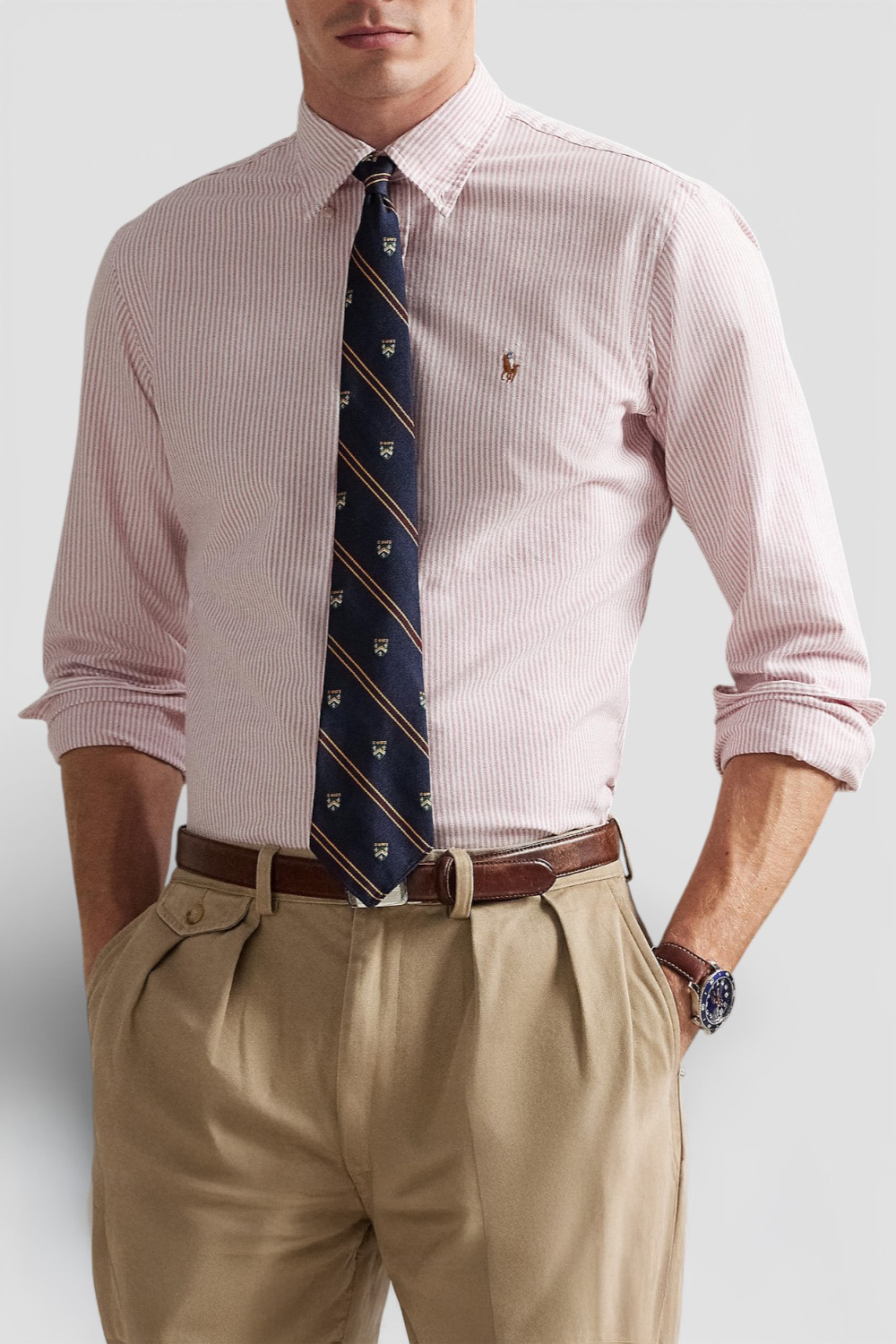 תמונת דוגמן קידמית של חולצה מכופתרת