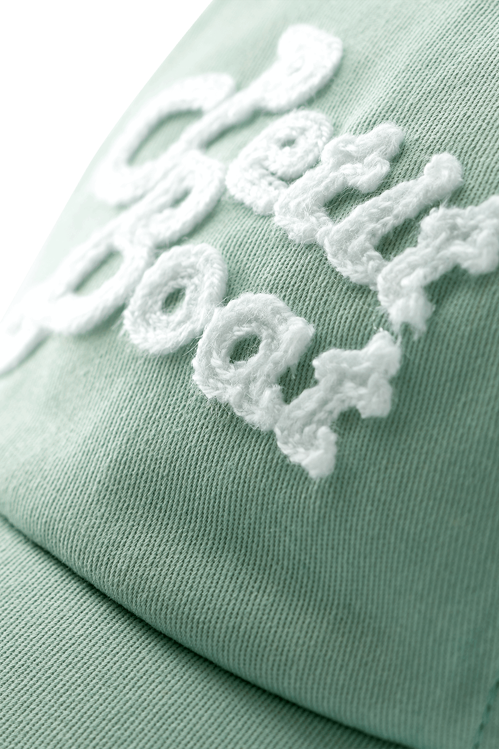 תמונת תקריב של כובע מצחייה ירוק עם לוגו