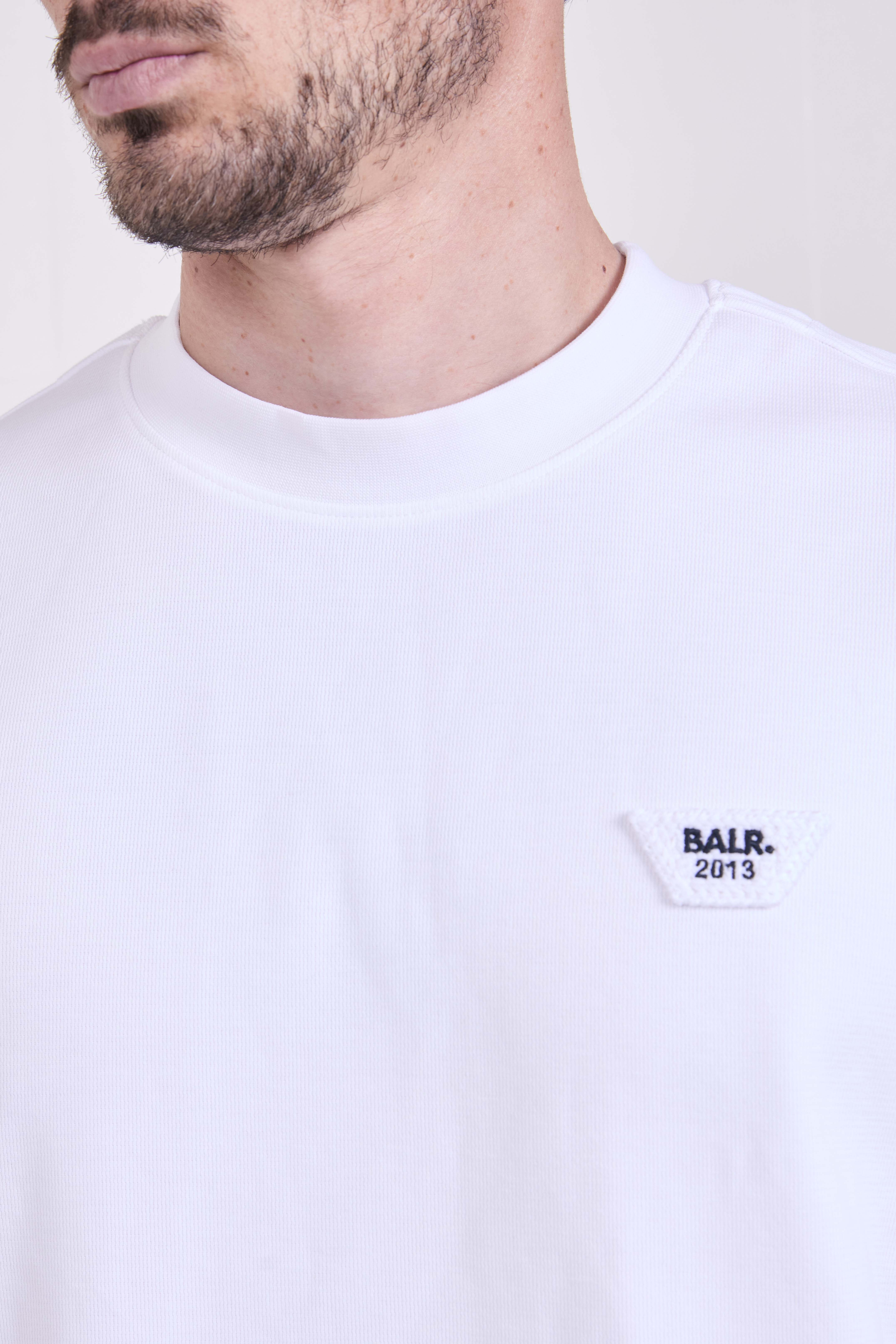 תמונת תקריב דוגמן של חולצת טי אוברסייז