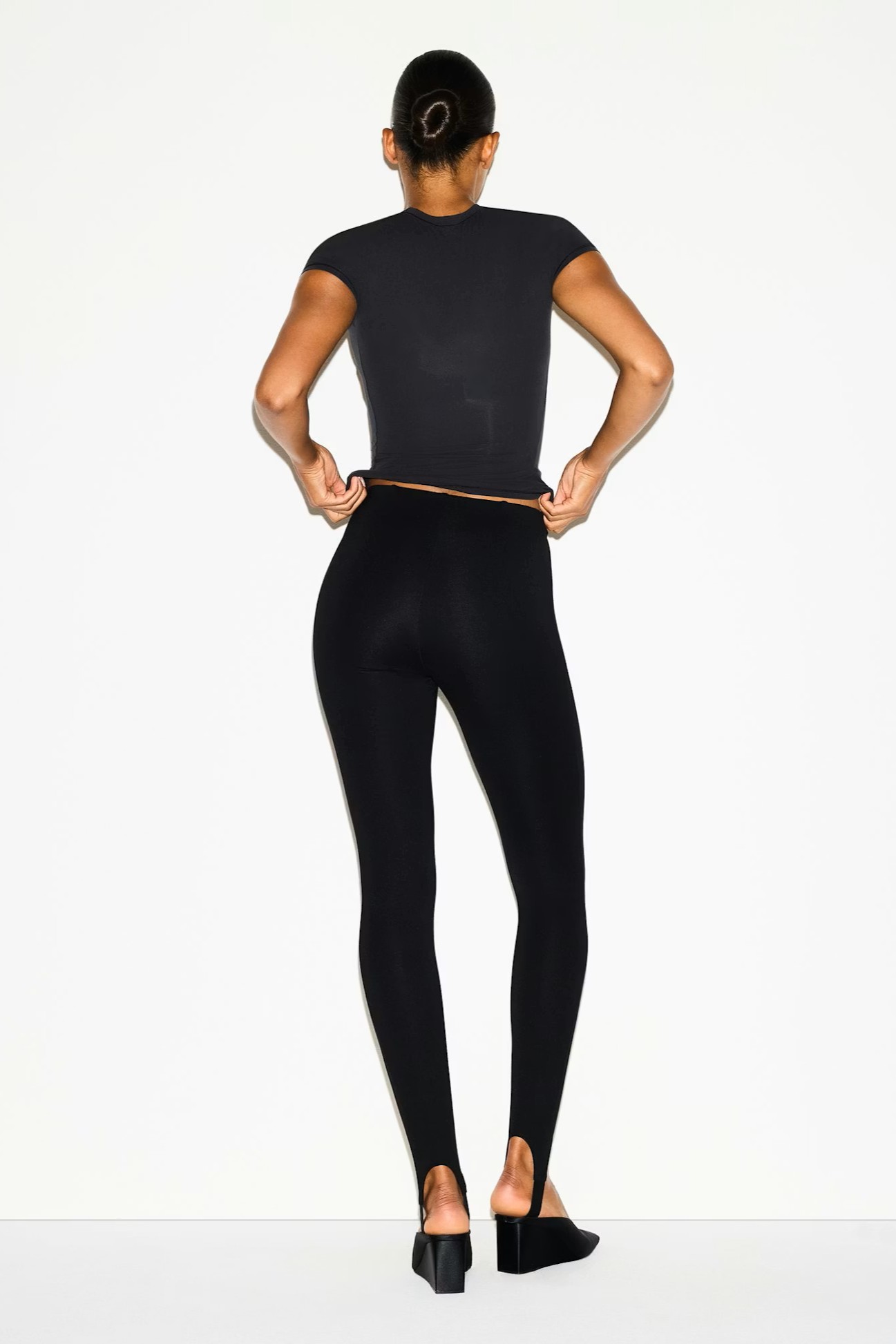 תמונת דוגמן אחורית של HIGH WAIST STIRRUP LEGGING