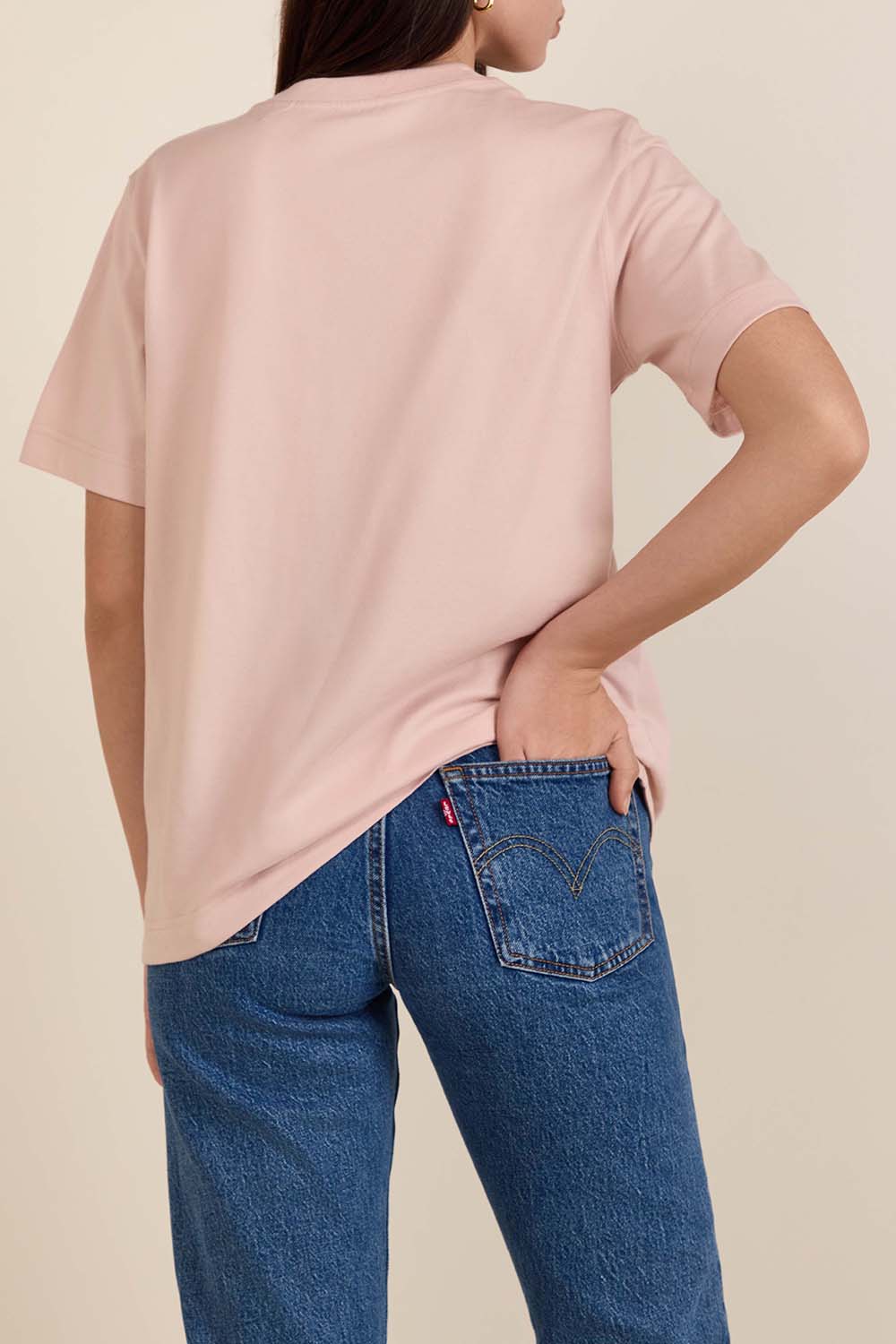 תמונת דוגמן אחורית של חולצת טי בגזרת סלים פיט