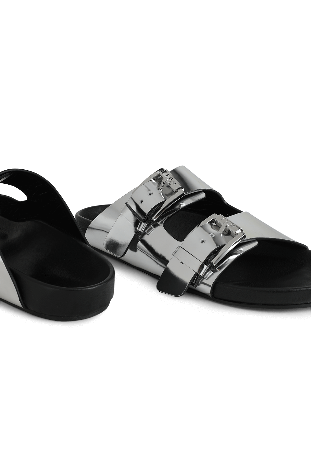 תמונת תקריב של סנדלים שטוחים