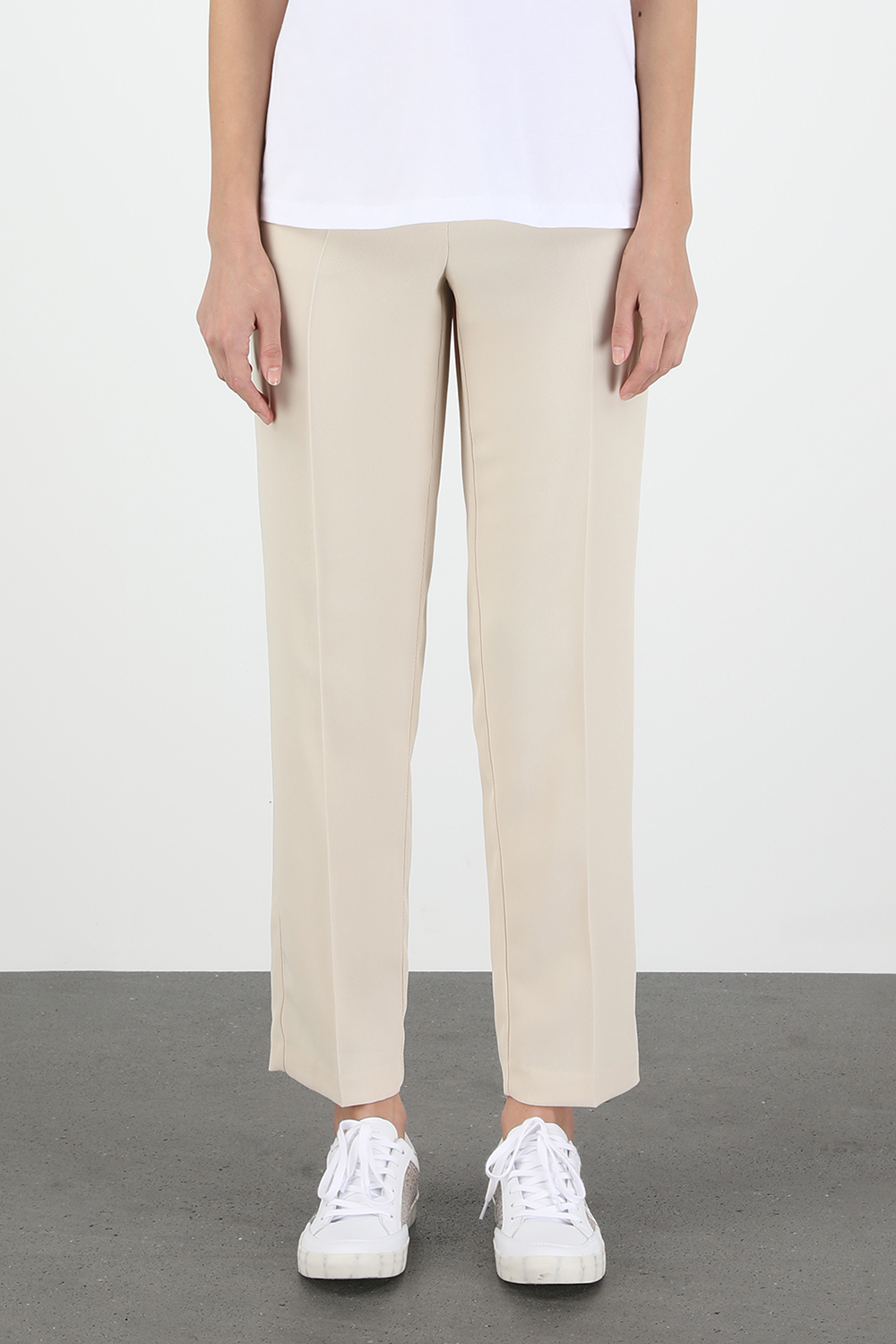 תמונת דוגמן קידמית של חולצת טי עם לוגו קריסטל