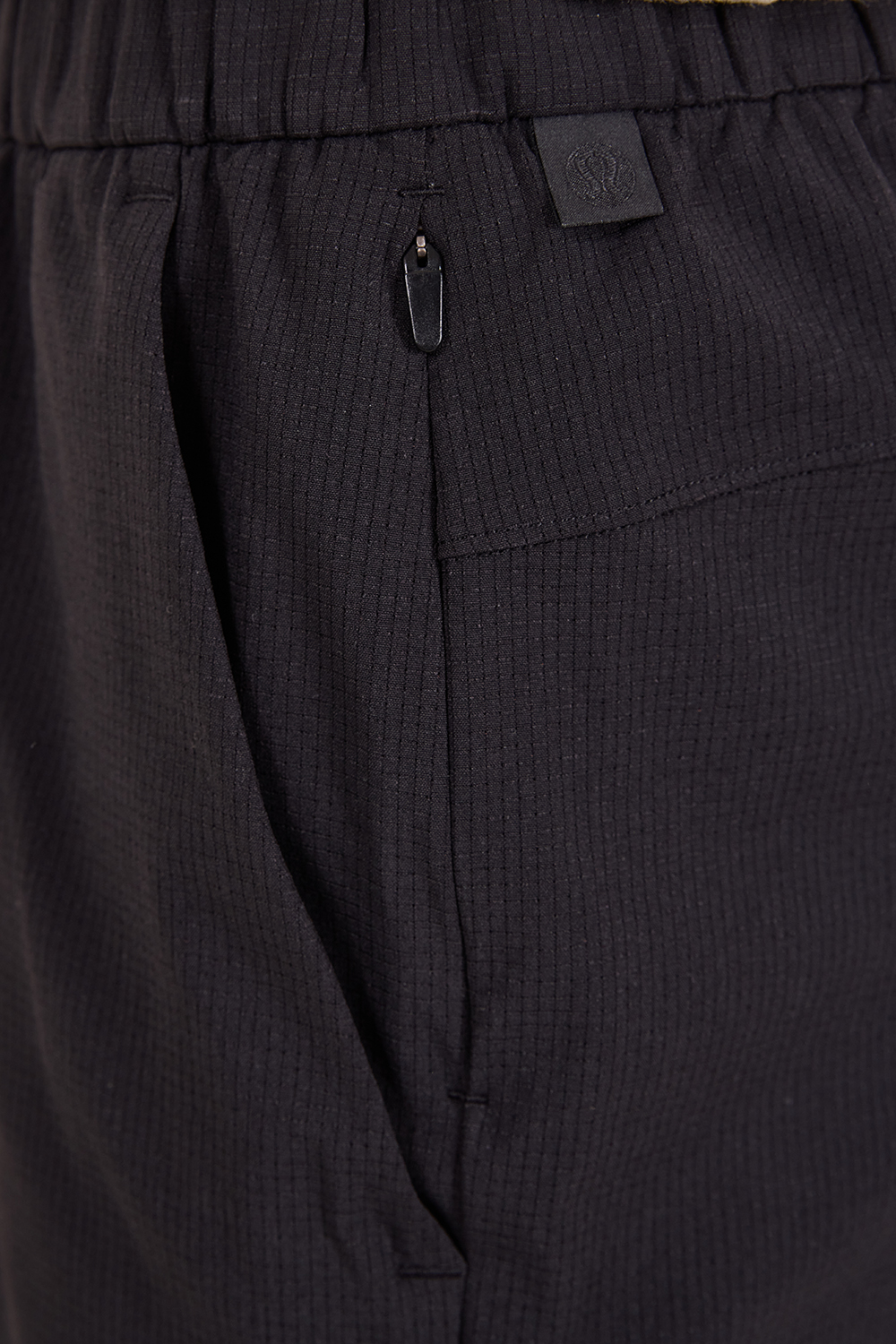 תמונת תקריב דוגמן של ABC WovenAir Pull-On Short 5''