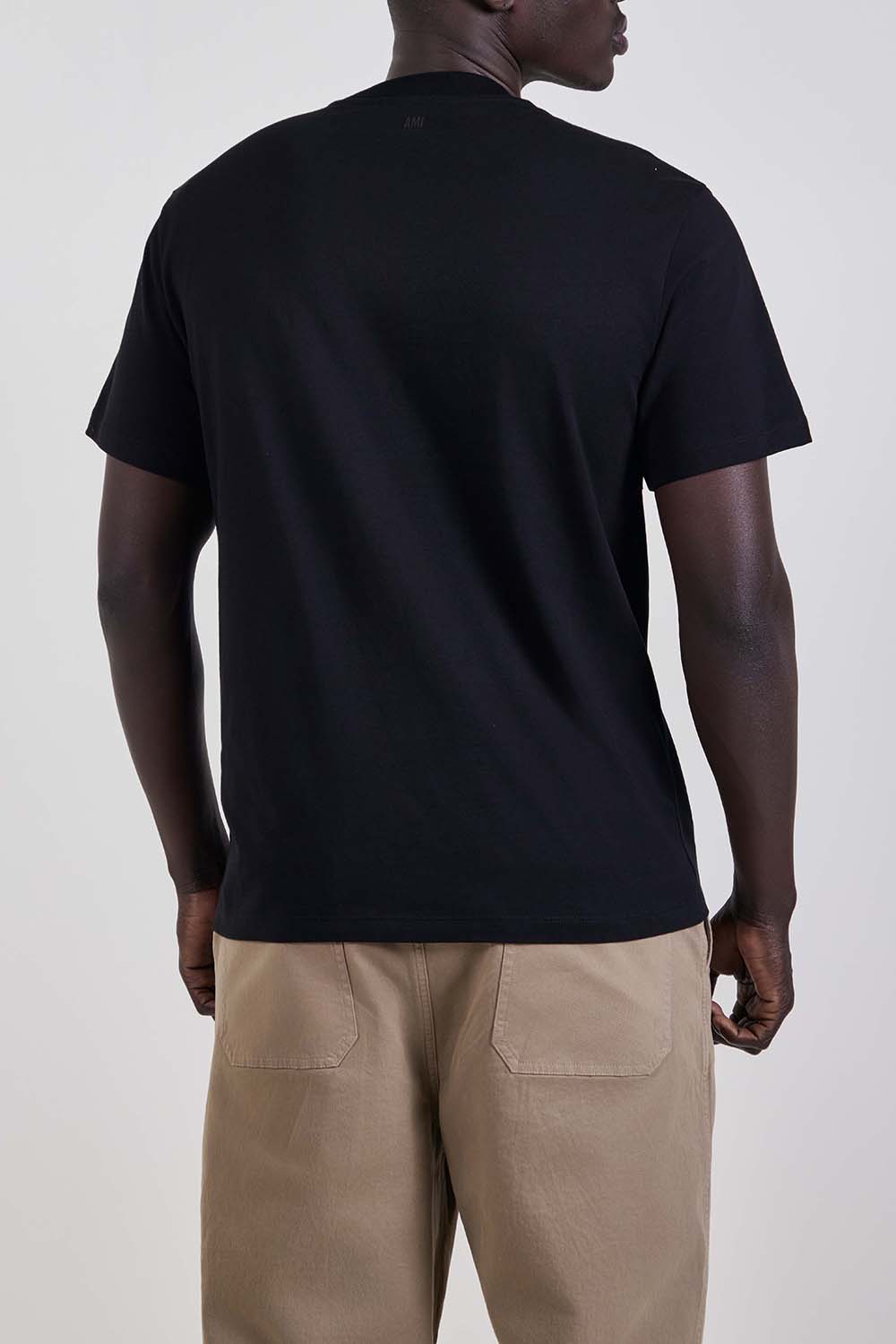 תמונת דוגמן אחורית של חולצת טי