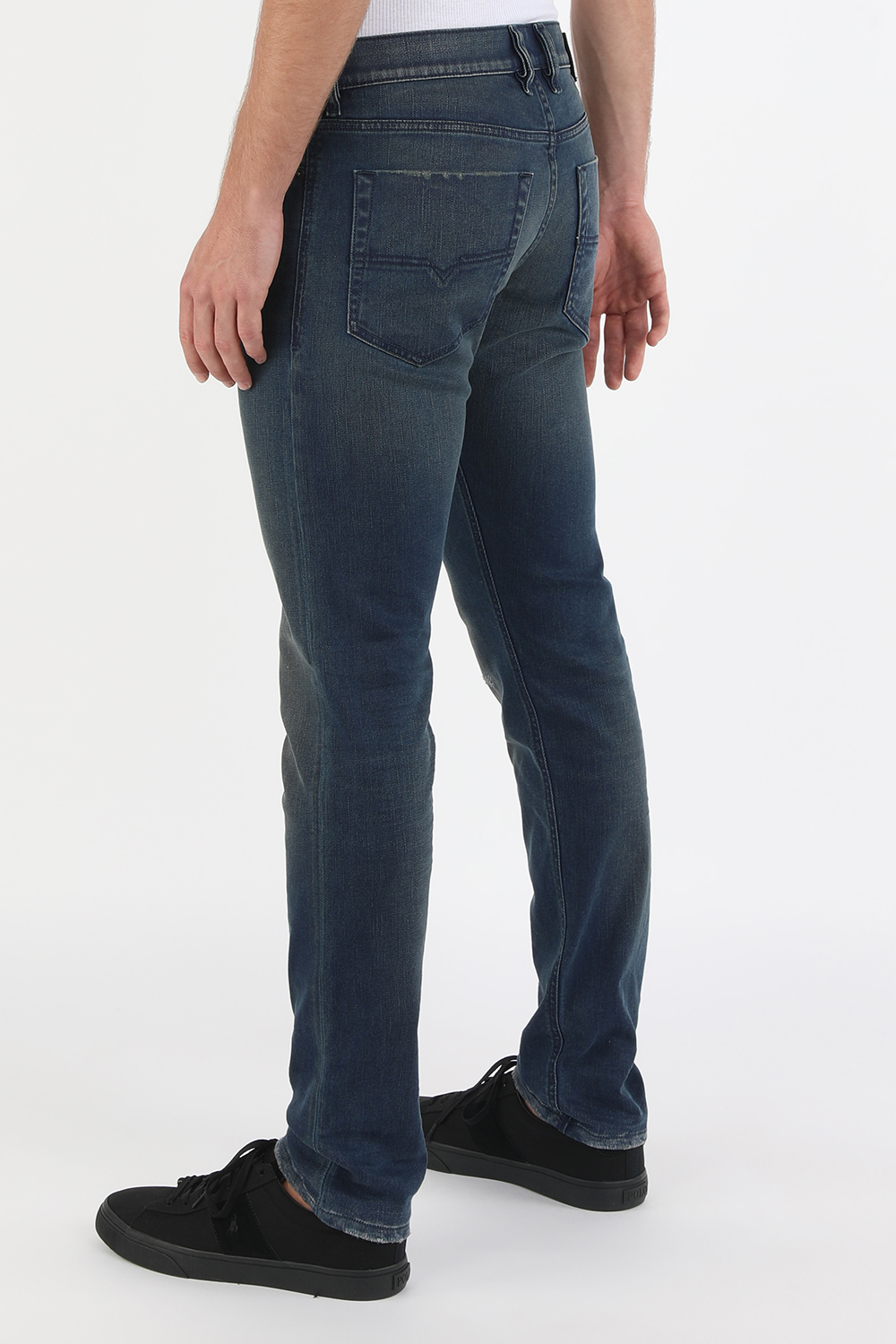 תמונת דוגמן אחורית של מכנסי ג'ינס טפר סקיני בשטיפה כהה