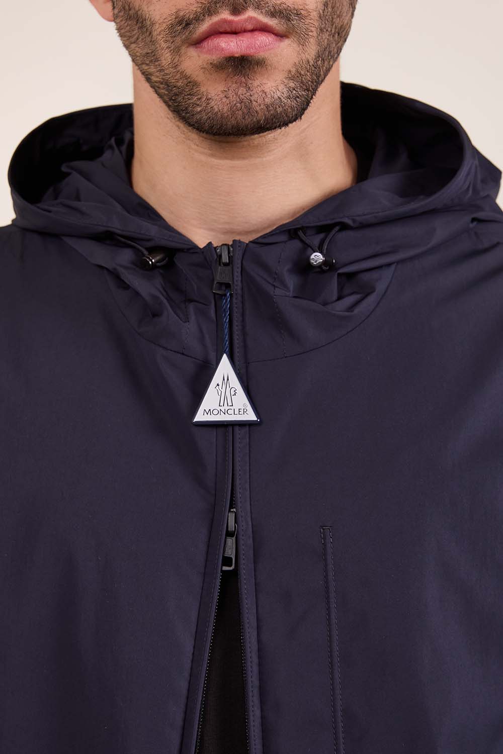 תמונת תקריב דוגמן של מעיל