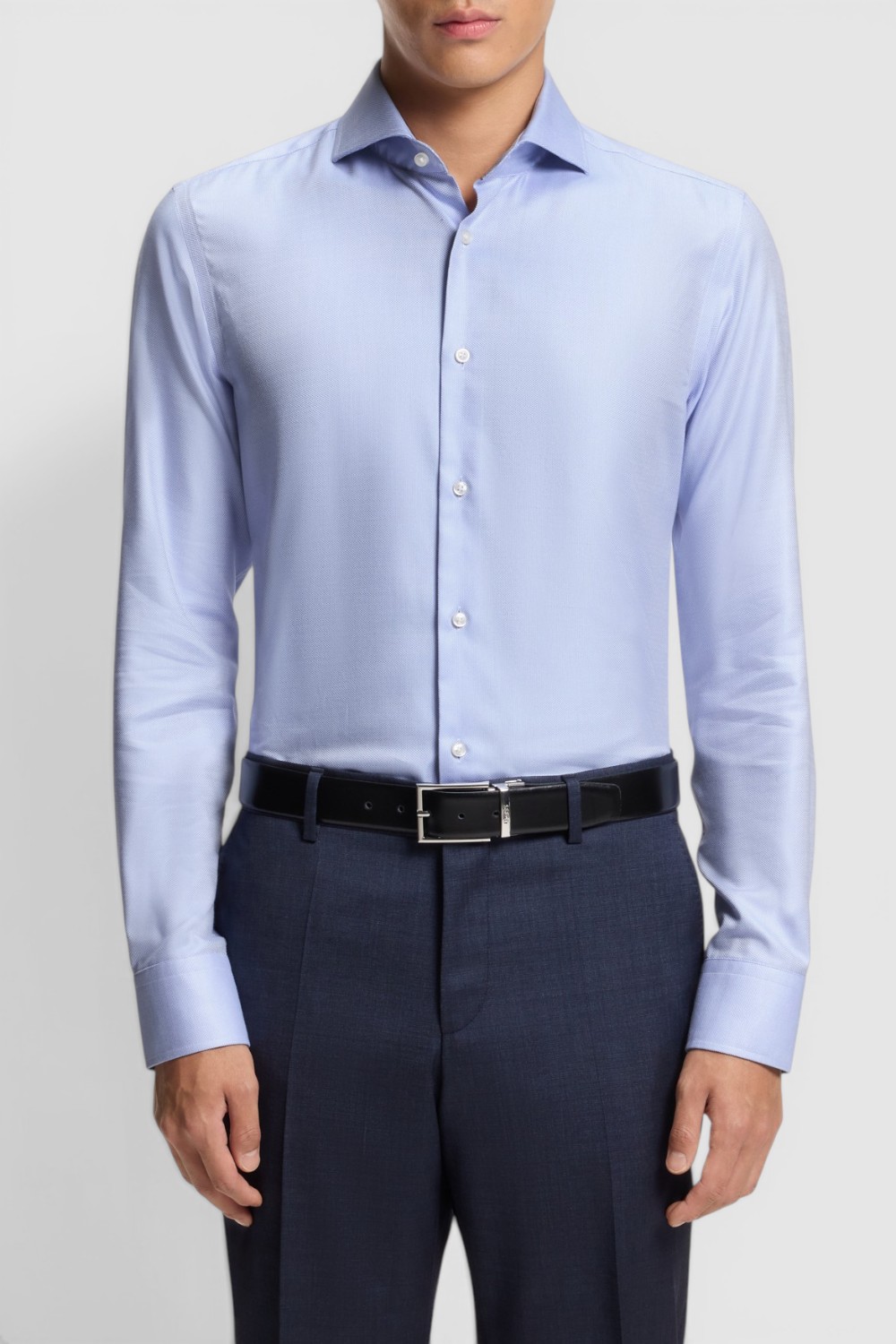 תמונת דוגמן קידמית של חולצה מכופתרת בגזרת סלים