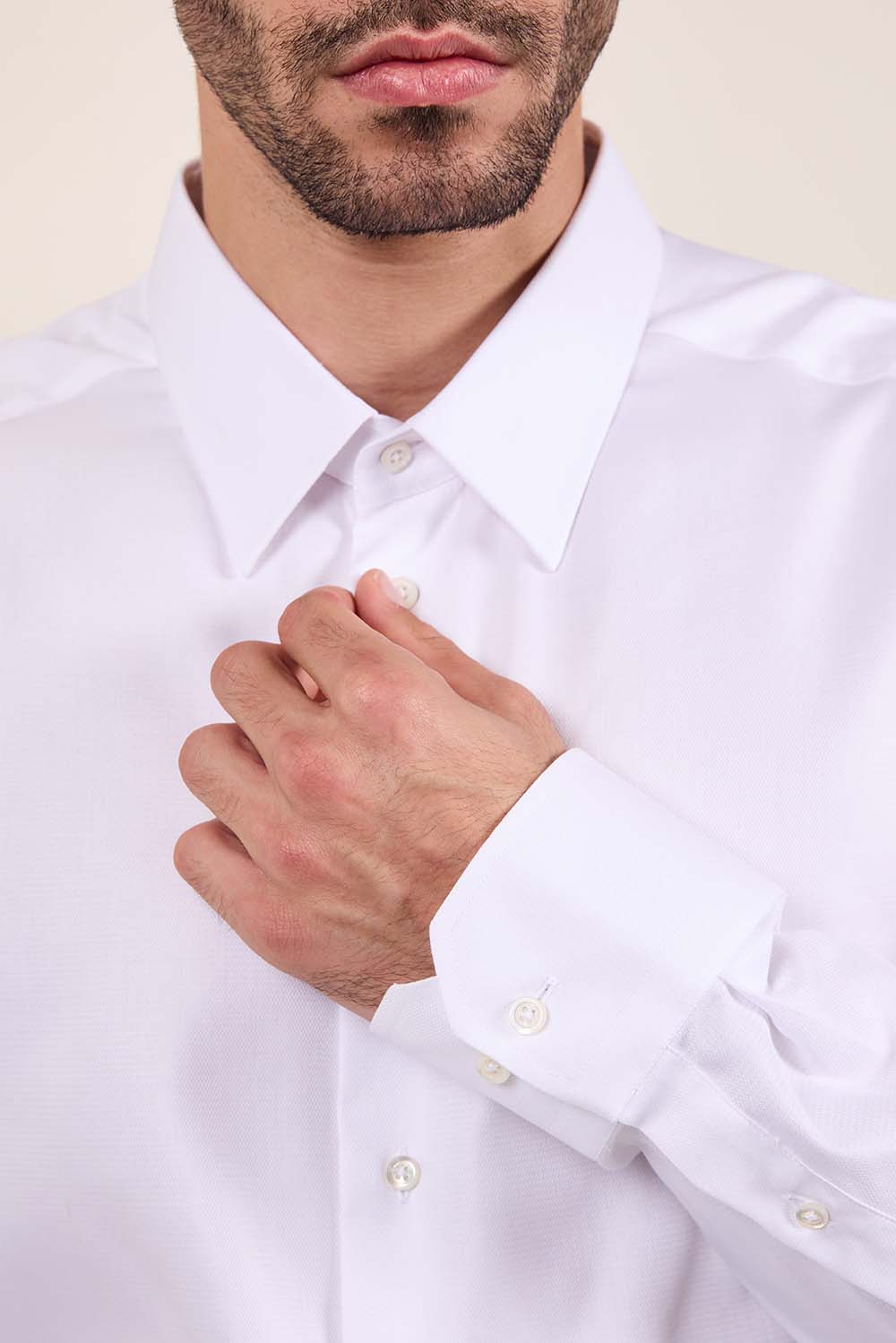 תמונת תקריב דוגמן של חולצה מכופתרת