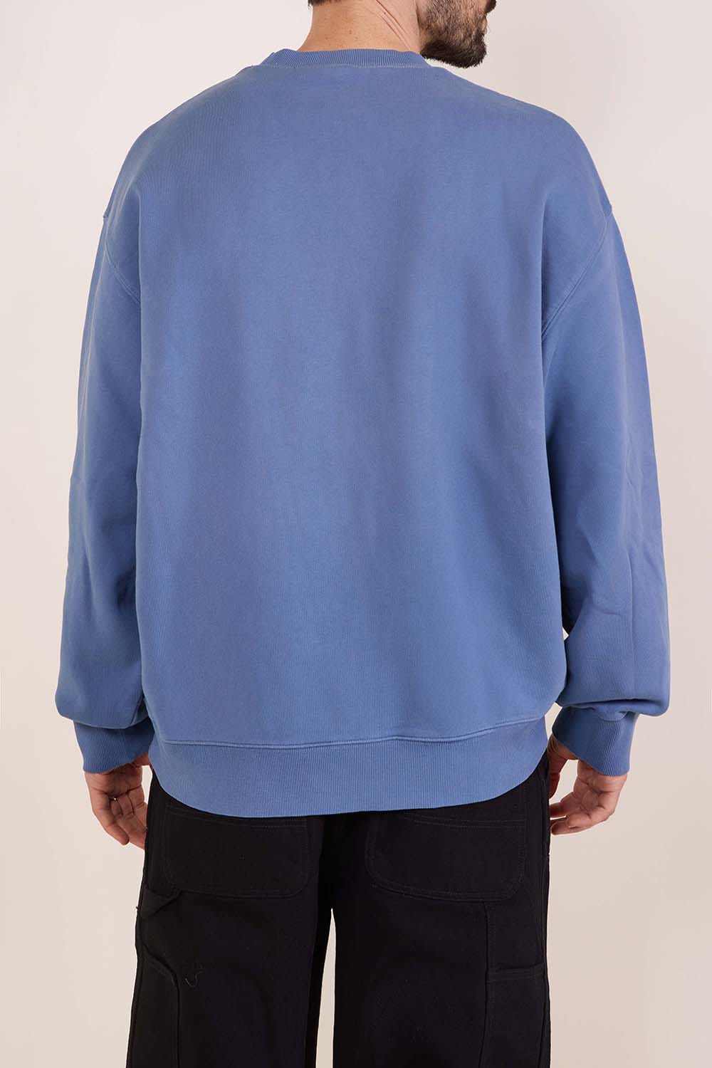 תמונת דוגמן אחורית של סווטשירט בגזרה משוחררת