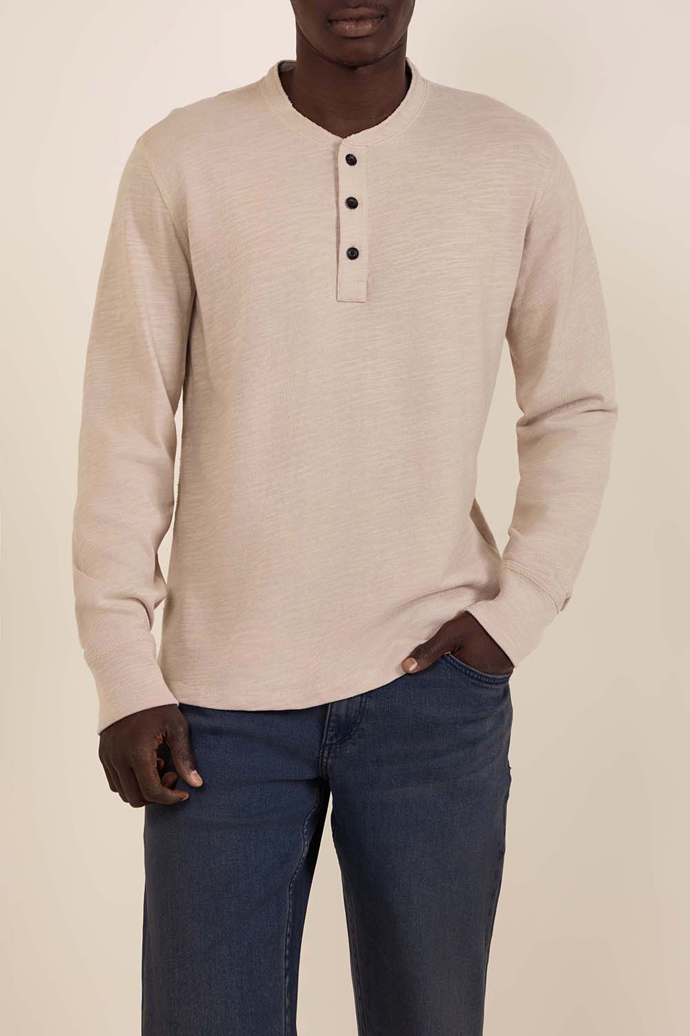 תמונת דוגמן קידמית של חולצת טי שרוול ארוך