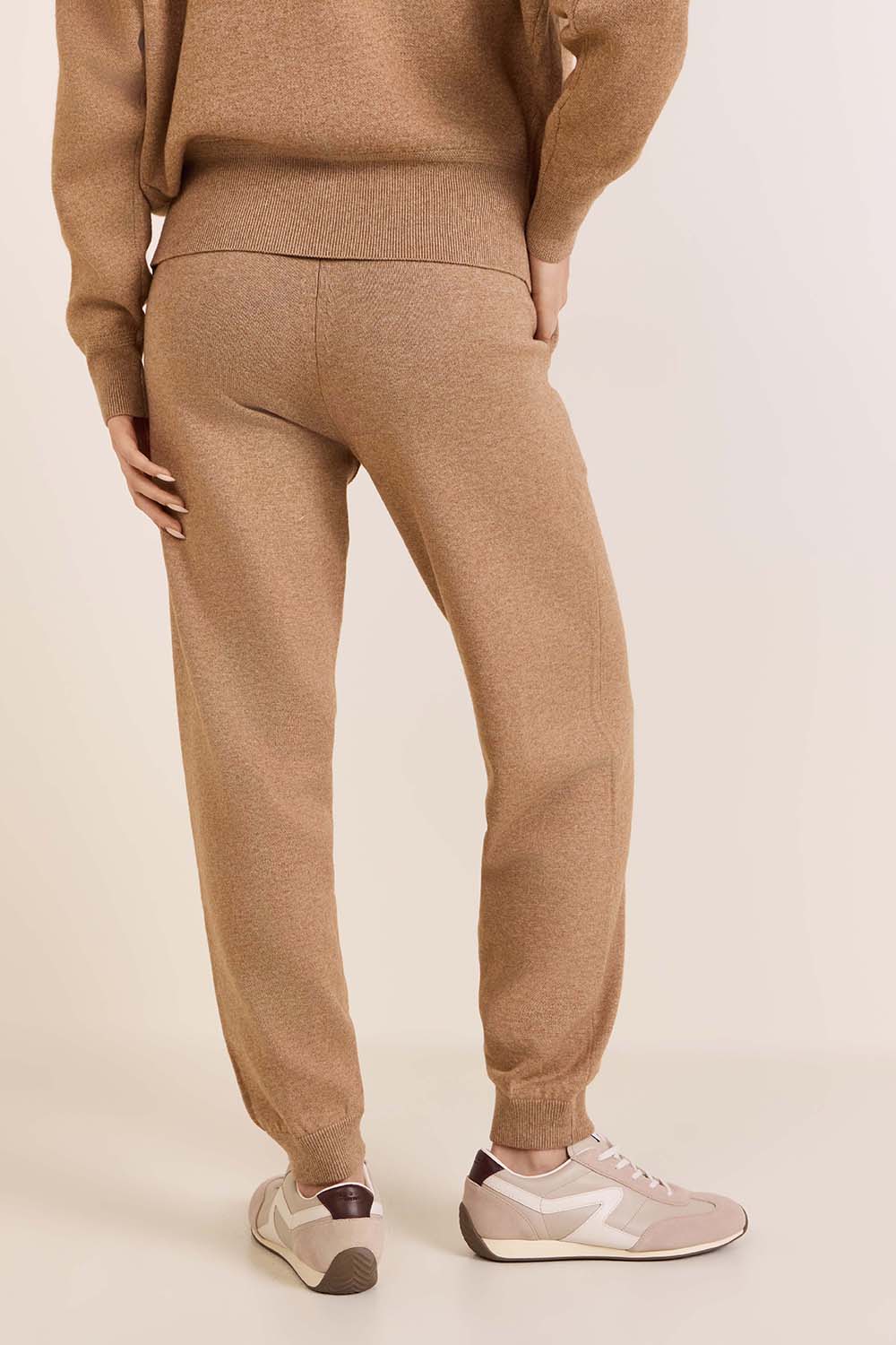 תמונת דוגמן אחורית של מכנסי ג'וג סרוגים