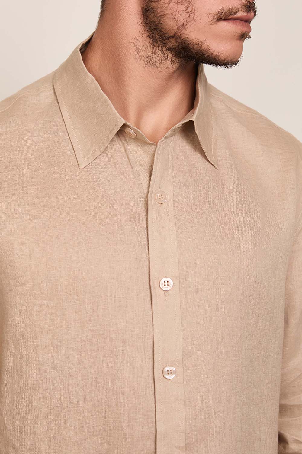 תמונת תקריב דוגמן של חולצה מכופתרת