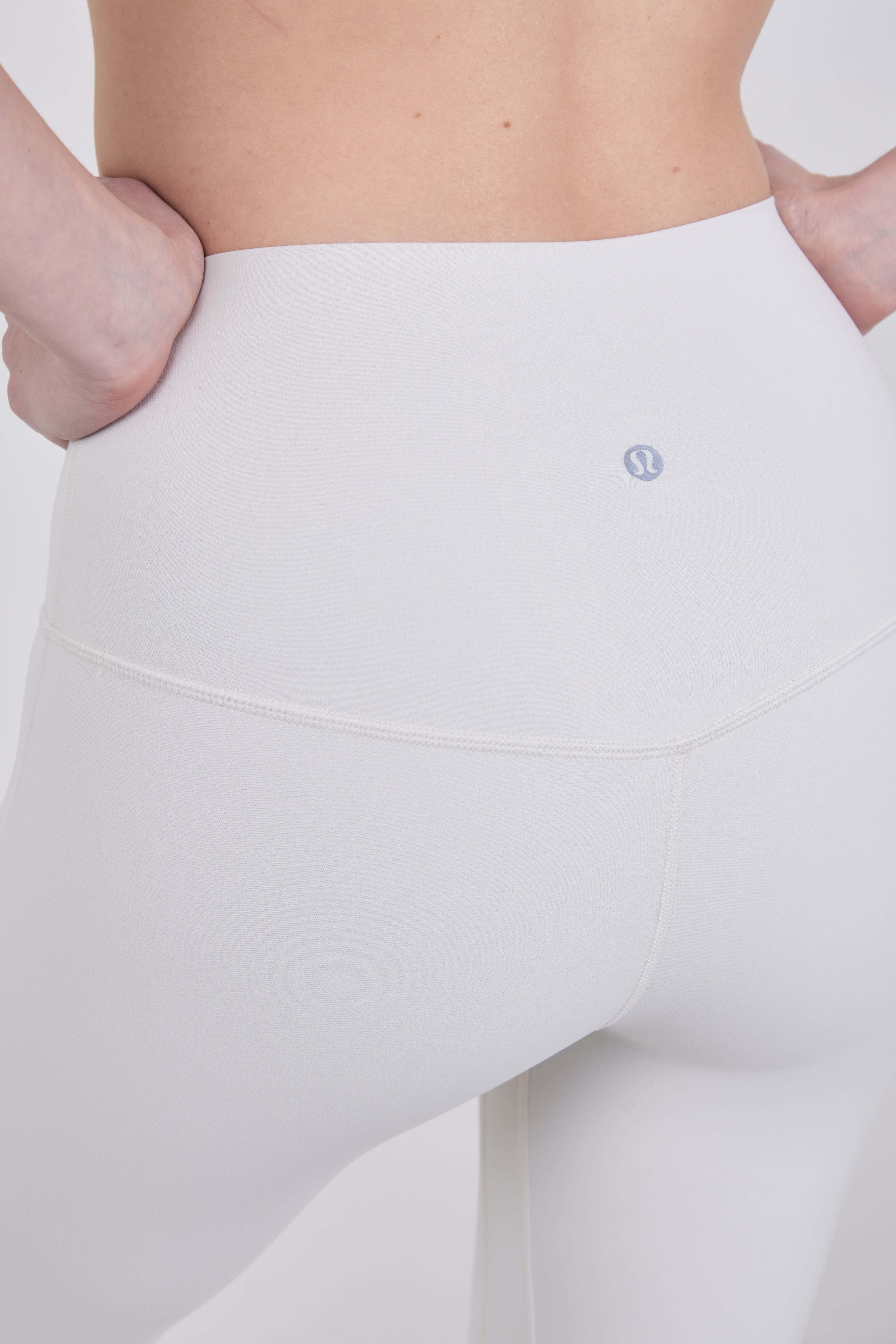 תמונת תקריב דוגמן של lululemon Align&trade; High-Rise Pant 28''