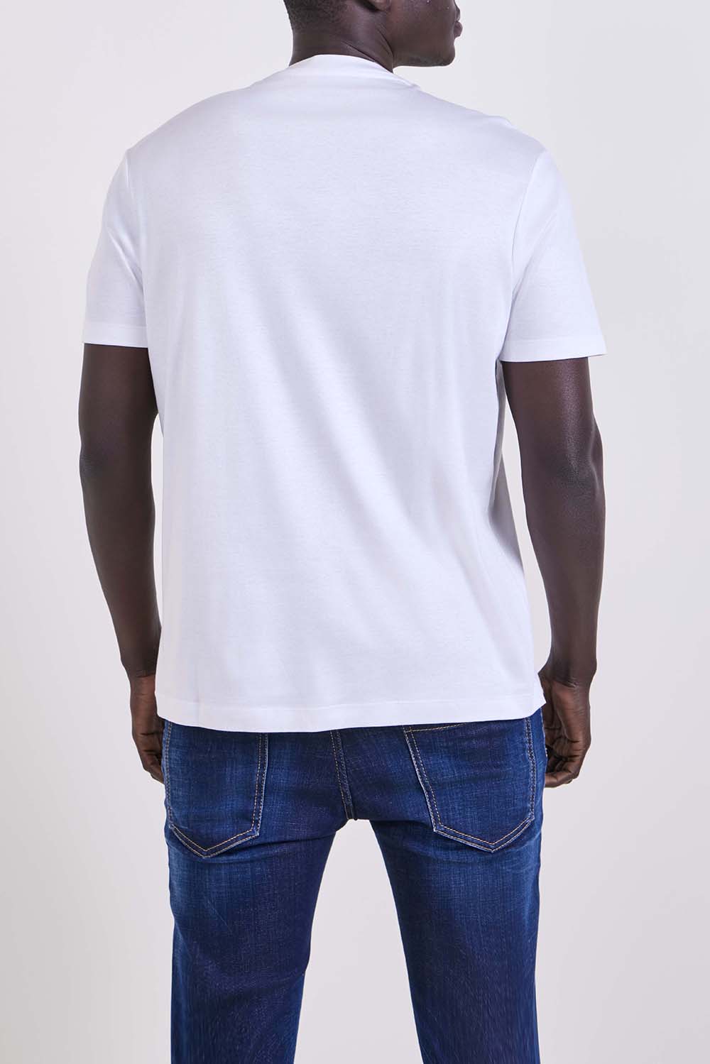 תמונת דוגמן אחורית של חולצת טי בגזרה ישרה