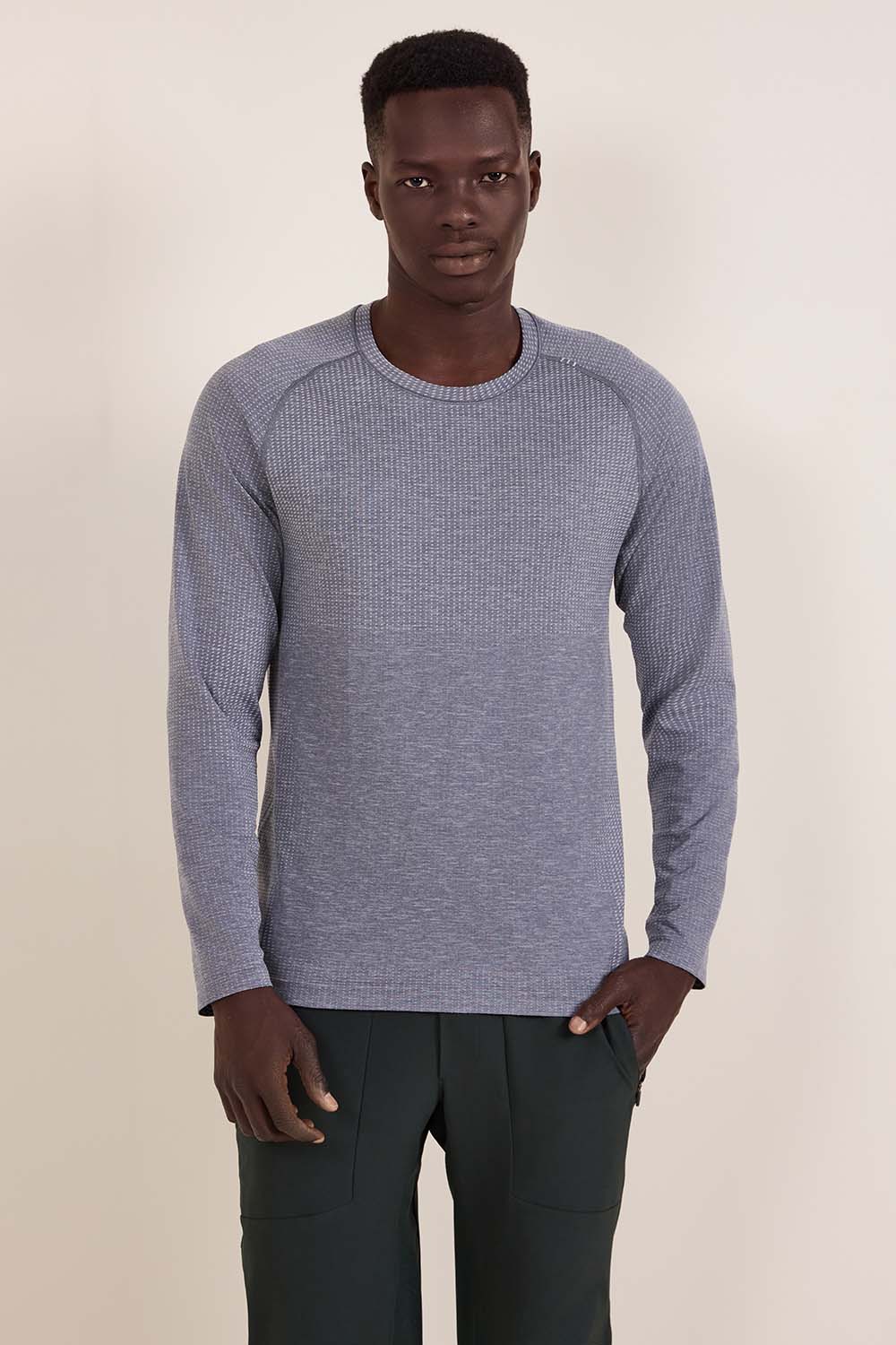 תמונת דוגמן קידמית של Metal Vent Tech Long-Sleeve Shirt