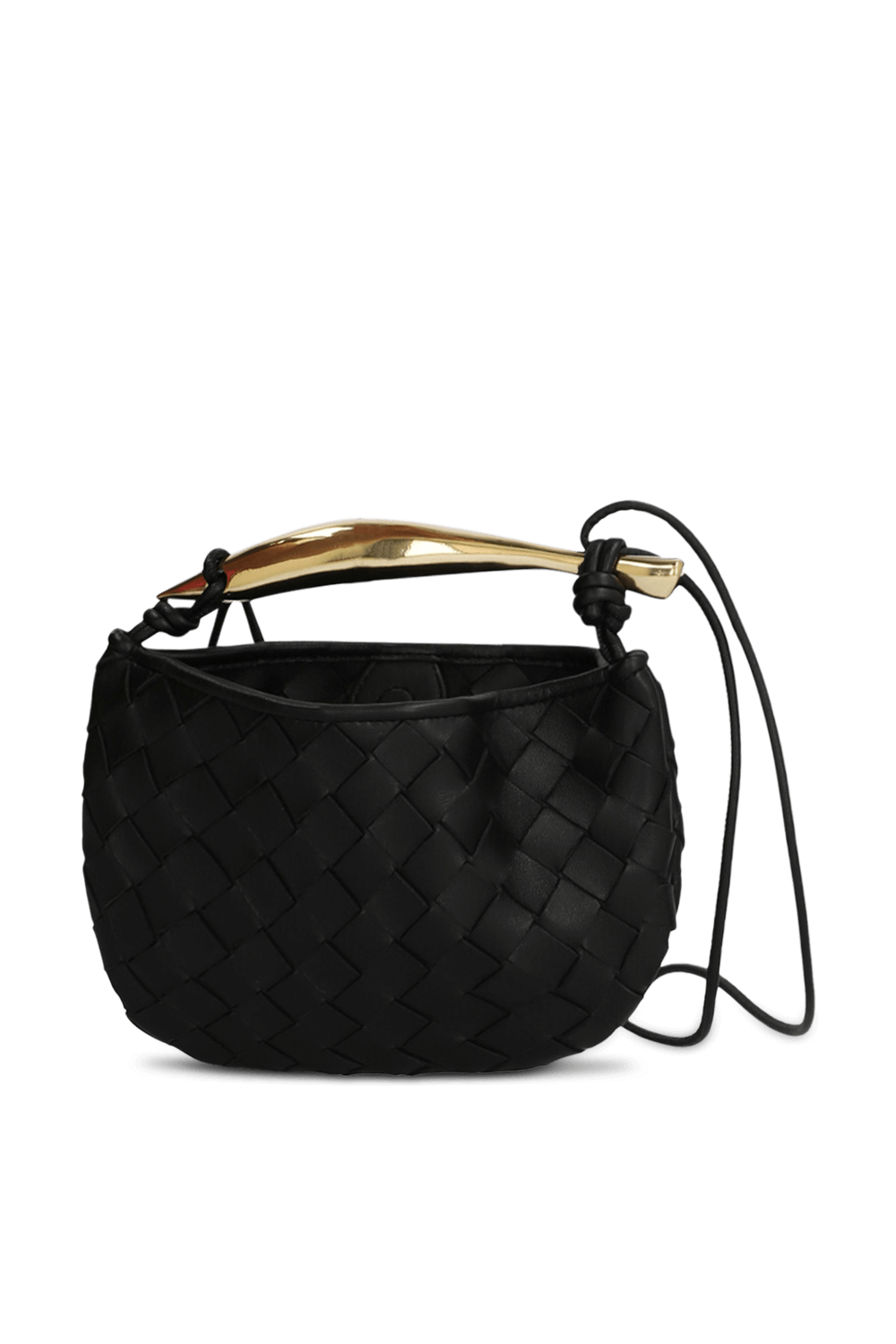 תמונה קידמית של תיק קלוע עם ידית זהובה