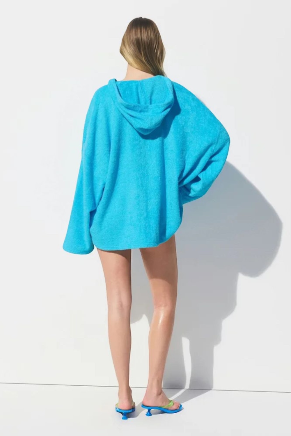 תמונת דוגמן אחורית של OVERSIZED HOODIE