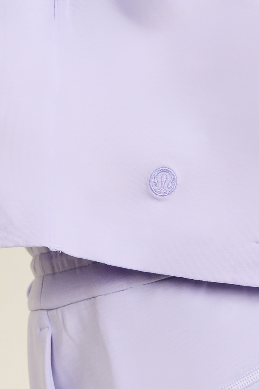 תמונת תקריב דוגמן של All Yours Organiv Cotton Cropped T-Shirt