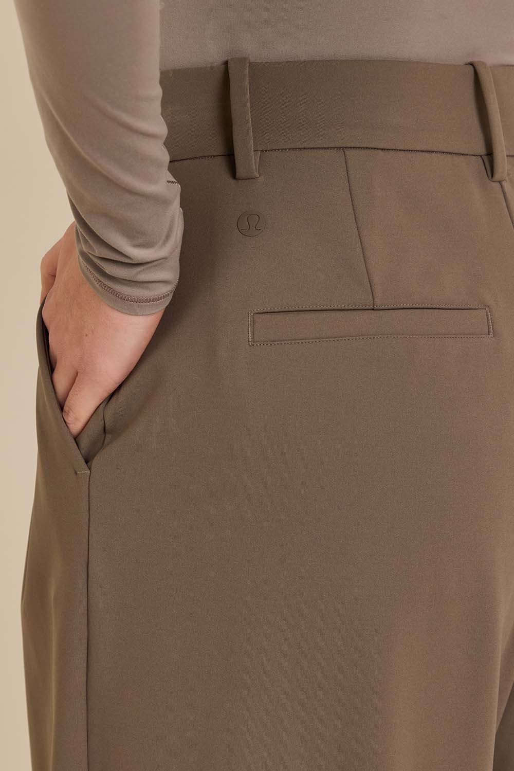 תמונת תקריב דוגמן של Daydrift High-Rise Trouser Regular