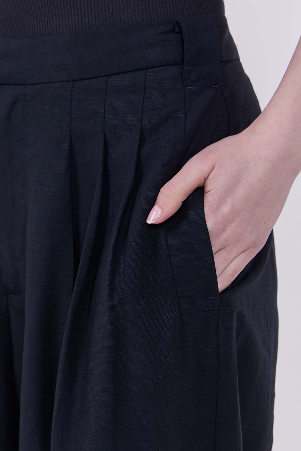 תמונת תקריב דוגמן של מכנסיים ארוכים