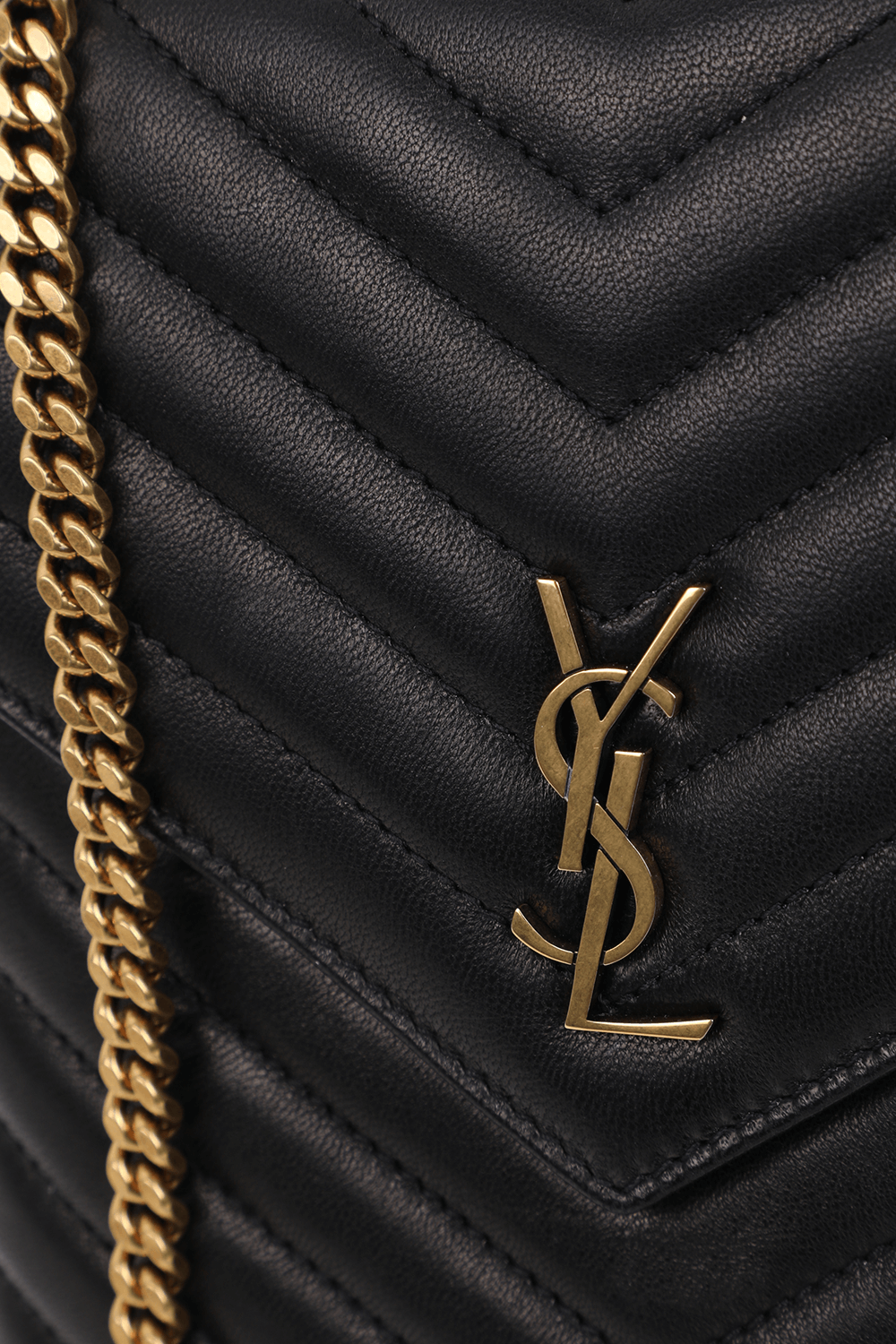 תמונת תקריב של תיק מעור קווילט בגוון שחור