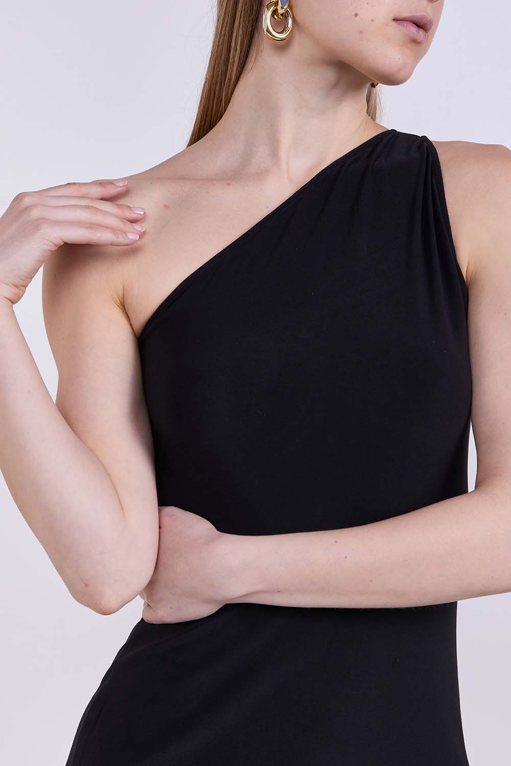 תמונת תקריב דוגמן של שמלת מיני אוף שולדר