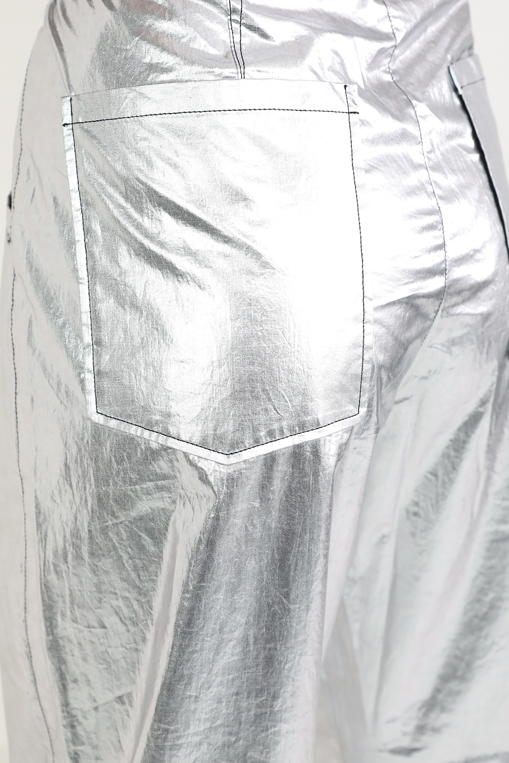 תמונת תקריב דוגמן של מכנסי אוד