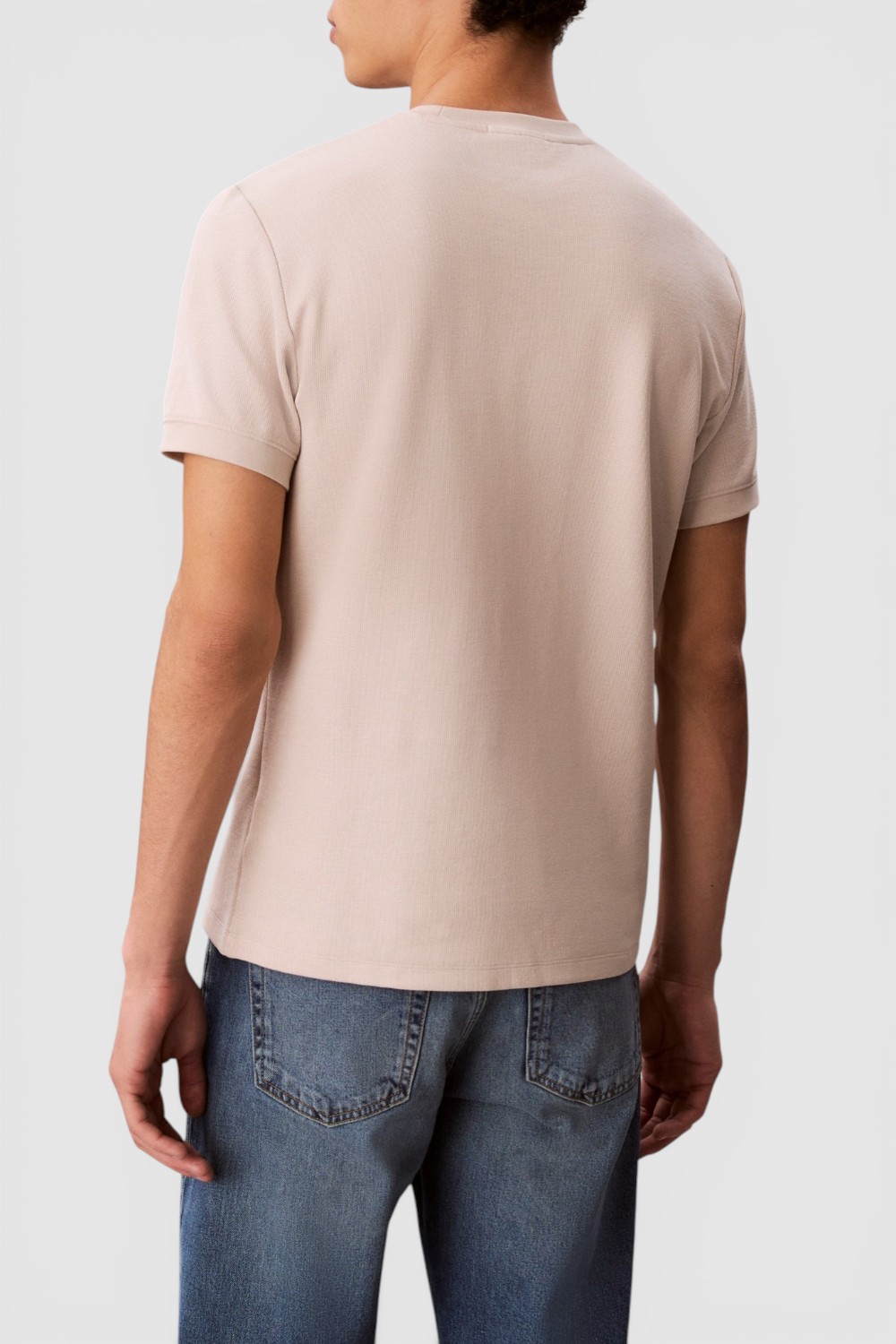 תמונת דוגמן אחורית של חולצת טי