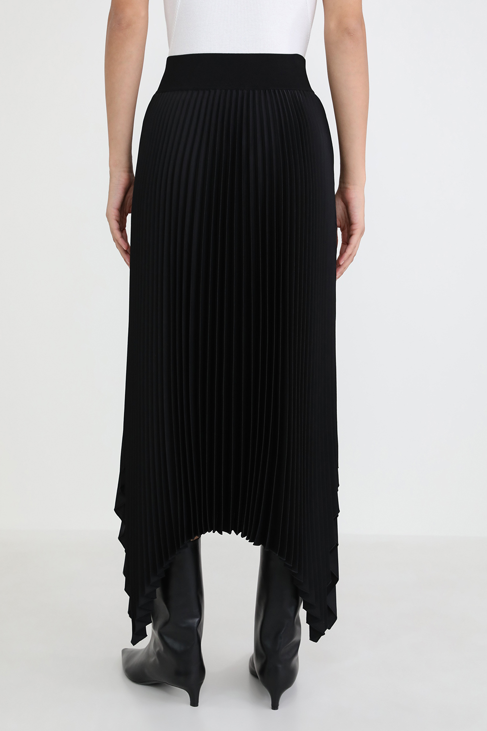 תמונת דוגמן אחורית של חצאית פליסה שחורה