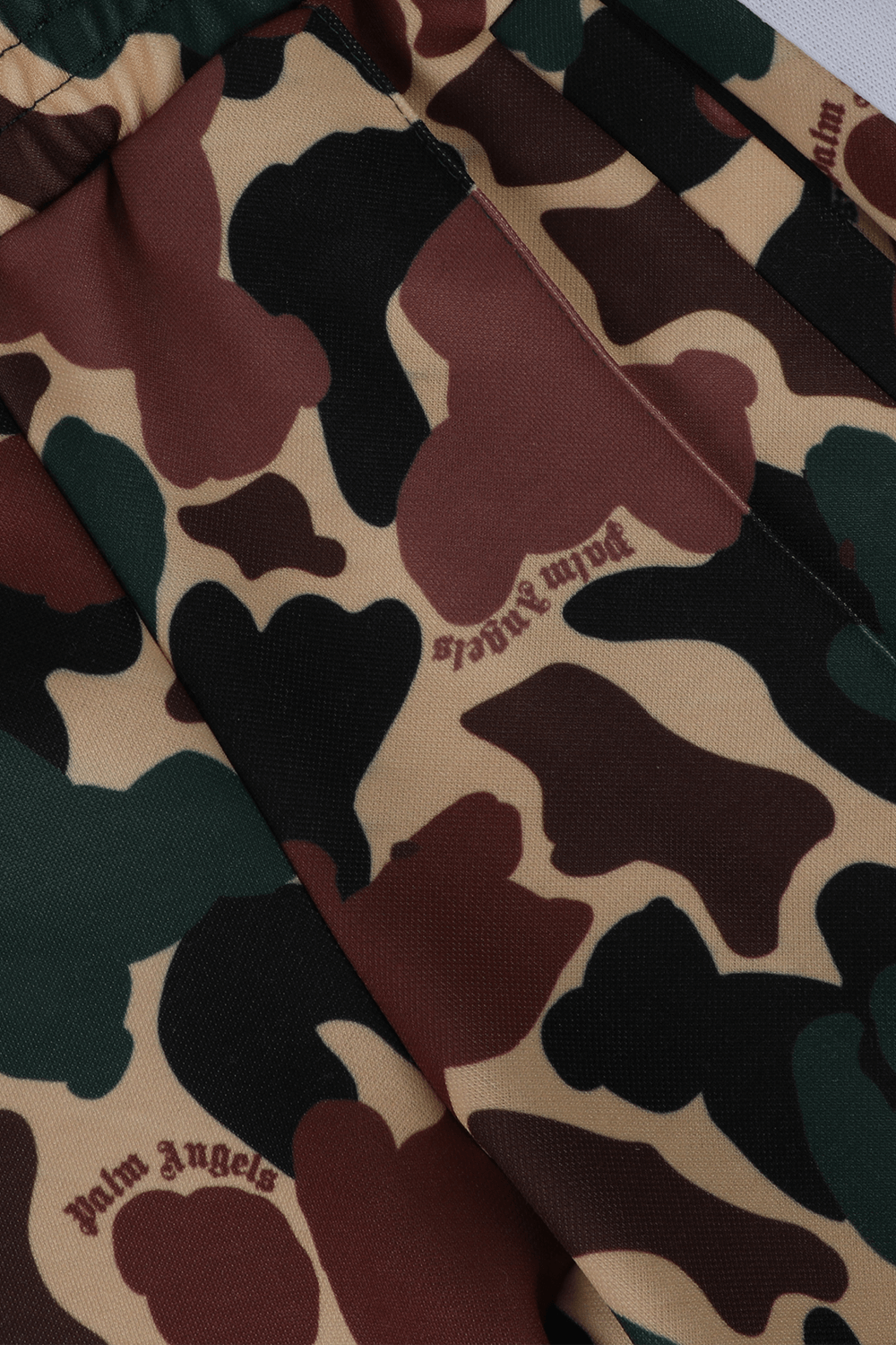 תמונה אחורית של גילאי 4-12 מכנסיים קצרים בעיצוב קמופלאז' בגווני חום וירוק