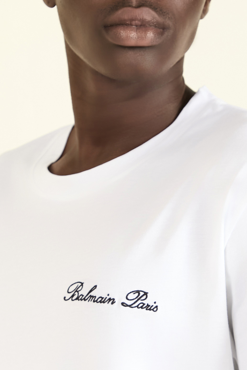 תמונת תקריב דוגמן של חולצת טי