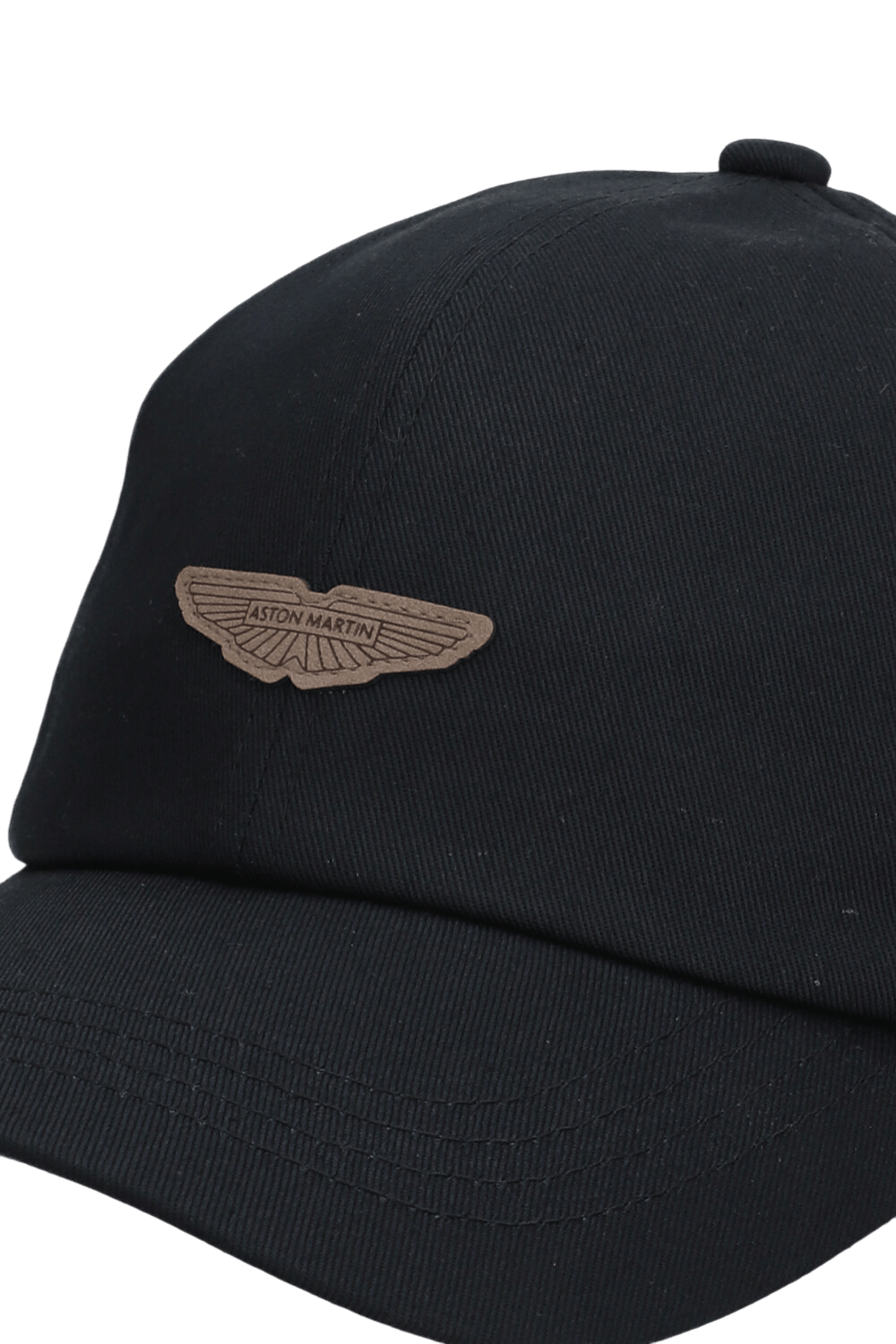 תמונת תקריב של כובע מצחייה בוס X אסטון מרטין