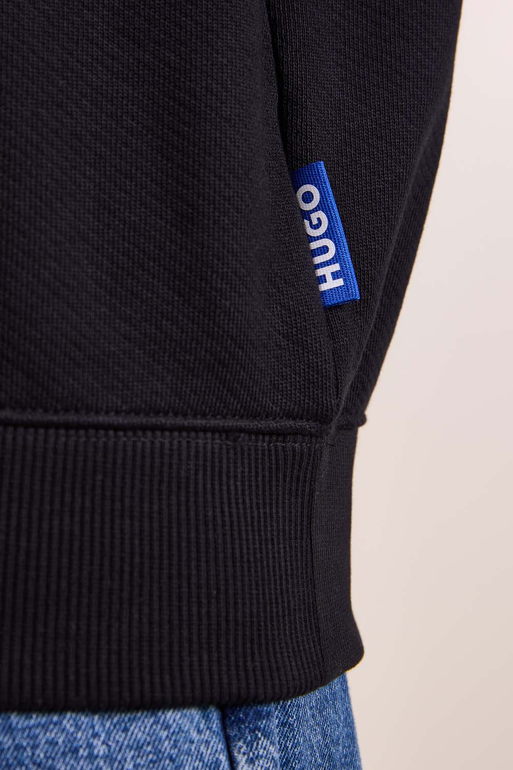 תמונת תקריב דוגמן של קפוצ'ון כותנה הוגו X ג'וג'וטסו קאיסן