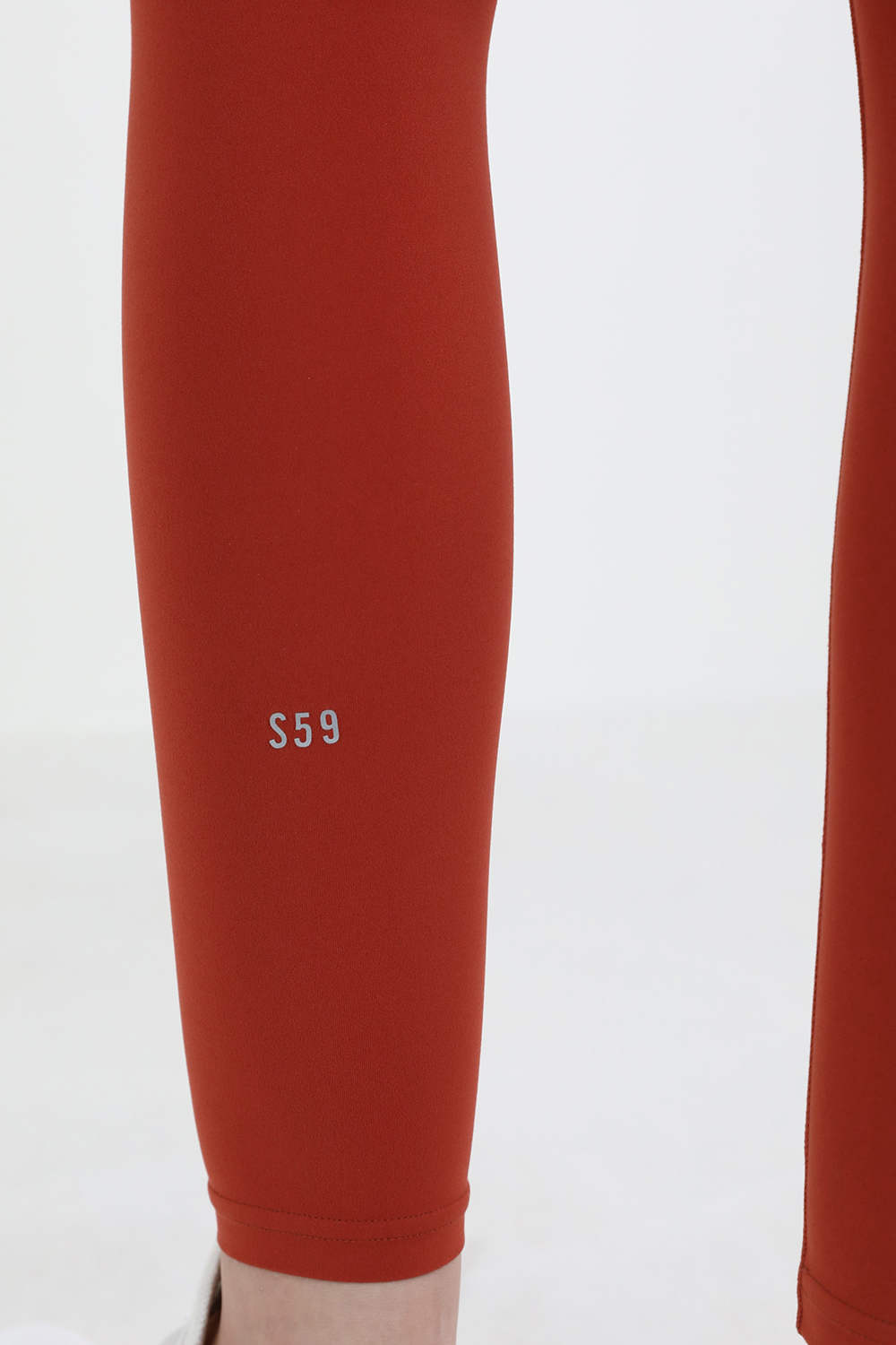 תמונת תקריב דוגמן של מכנסי טייץ גבוהים 7/8